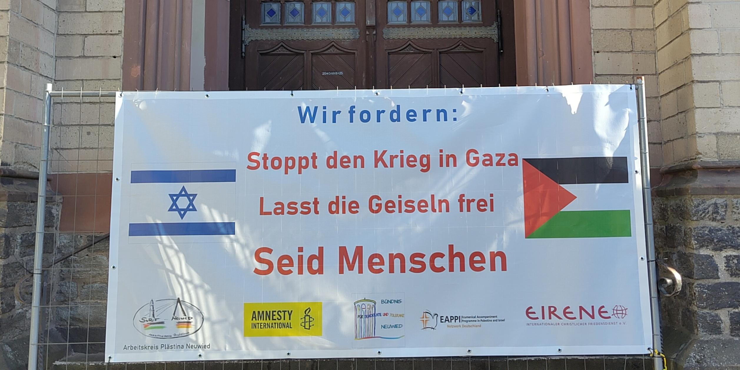 Auf dem Plakat zur Mahnwache steht: 'Wir fordern: Stoppt den Krieg in Gaza - Lasst die Geiseln frei - Seid Menschen'. Dazu sind die israelische und die palästinensische Flagge, sowie die Logos der Veranstaltenden abgebildet. (c) Josef Freise Auf dem Plakat zur Mahnwache steht: 'Wir fordern: Stoppt den Krieg in Gaza - Lasst die Geiseln frei - Seid Menschen'. Dazu sind die israelische und die palästinensische Flagge, sowie die Logos der Veranstaltenden abgebildet.