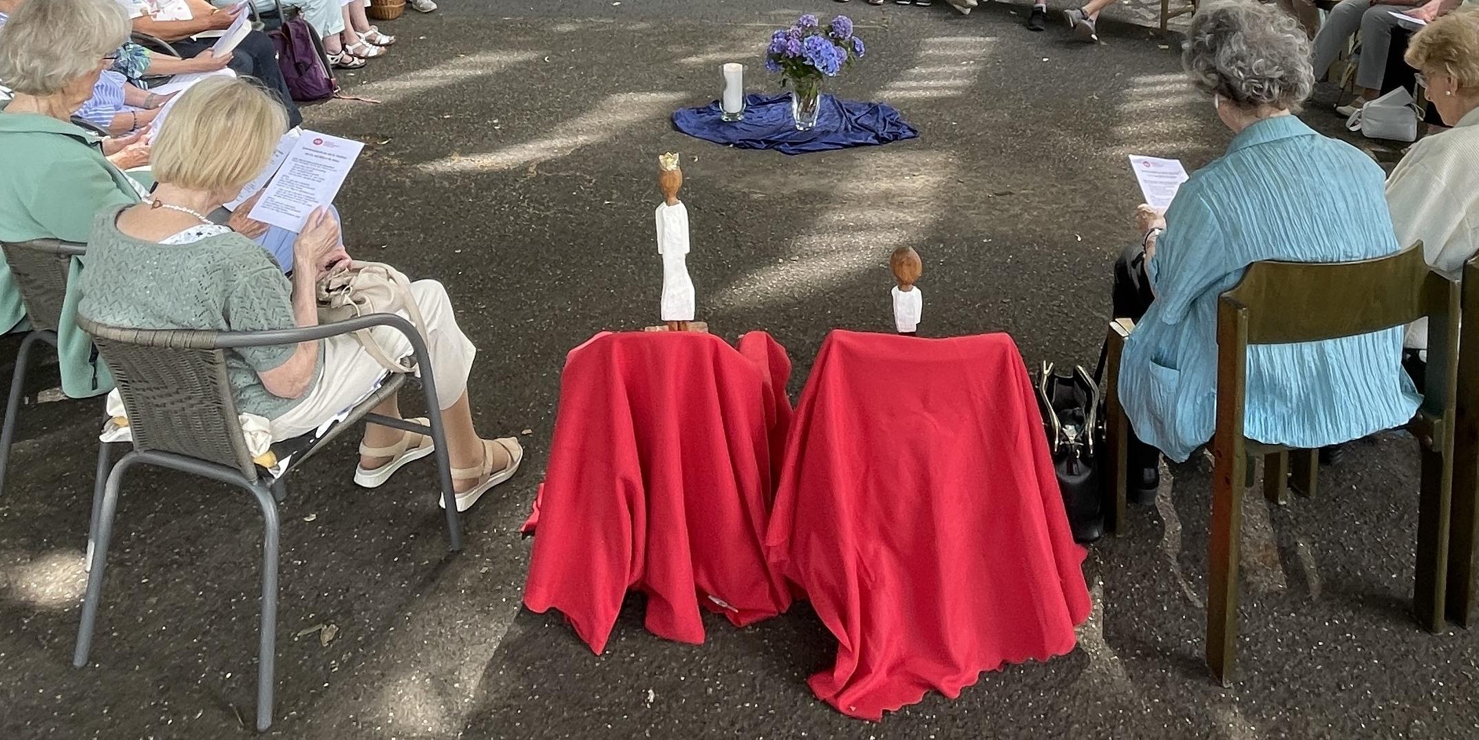 Die Königsfiguren stehen jede für sich auf einem mit einem roten Tuch verkleideten Hocker, im Kreis der Teilnehmerinnen. (c) Petra Frey Die Königsfiguren stehen jede für sich auf einem mit einem roten Tuch verkleideten Hocker, im Kreis der Teilnehmerinnen.