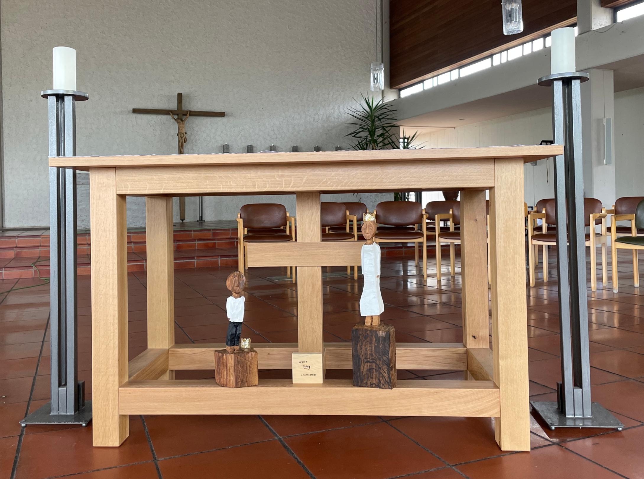 Die Königsfiguren sehen auf der vorderen Querverbindung im Fuße des Altares in St. Michael Feldkirchen. (c) Petra Frey Die Königsfiguren sehen auf der vorderen Querverbindung im Fuße des Altares in St. Michael Feldkirchen.