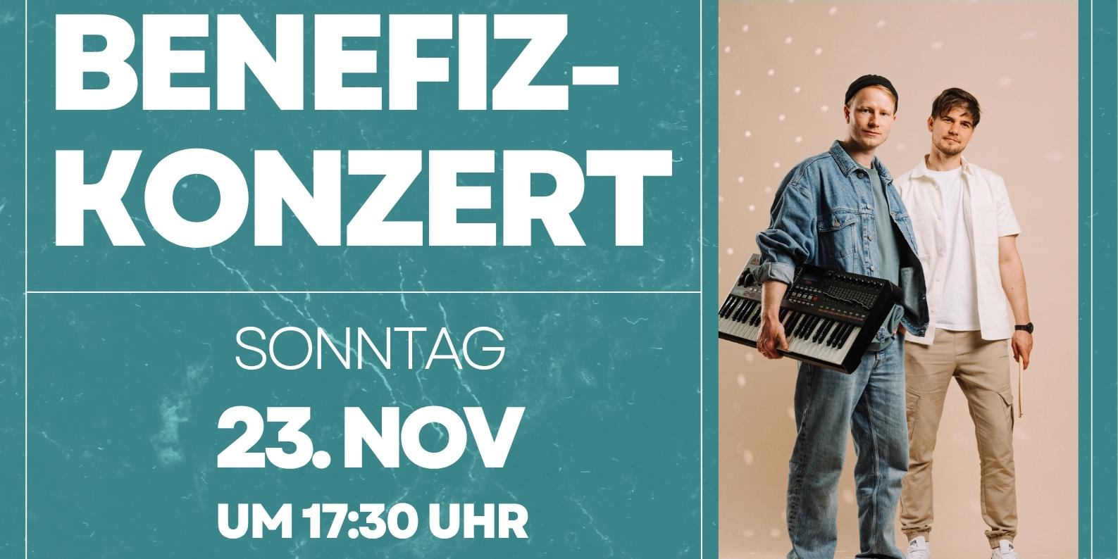 Auf einem mintgrün-weiß-marmorierten Hintergrund sind neben den schriftlichen Informationen ein Bild von Björn Amadeus und seines Drummers Kai, sowie ein Bild von Julian und seinem Hund Tala zu sehen.