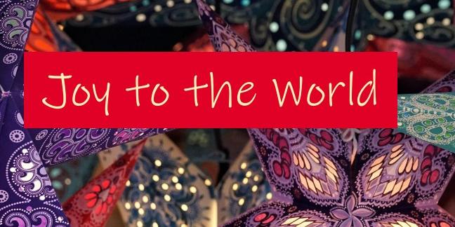 Das Plakat ist in roten, violetten und blass-beigen Tönen gehalten. Das Hintergrundbild zeigt eine Ansammlung Herrenhuter Sterne in den entsprechenden Farben.