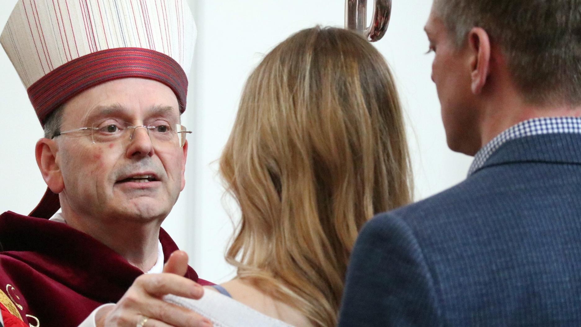 Weihbischof Brahm firmt eine Jugendliche in Waldbreitbach
