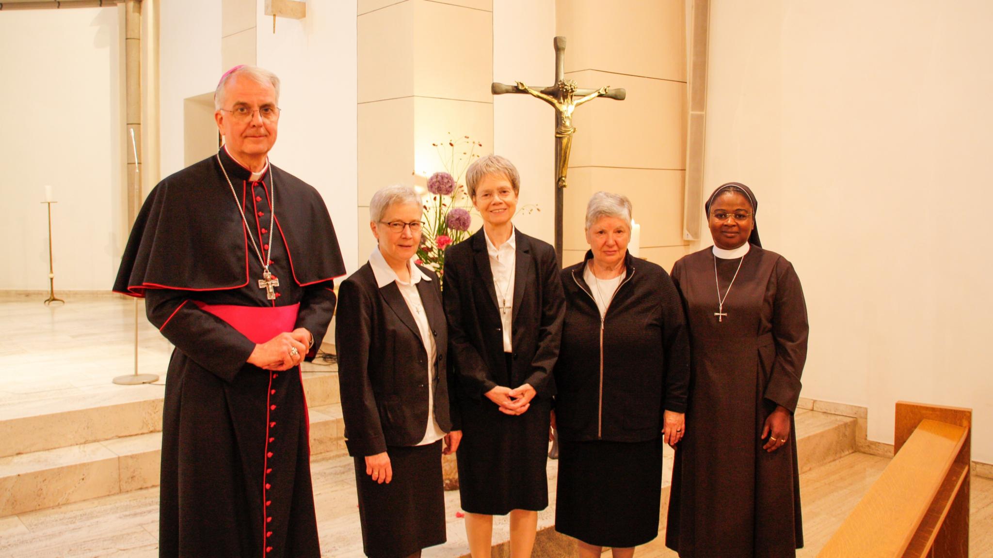 Der Trierer Weihbischof Jörg Michael Peters mit der neu gewählten Ordensleitung: Generaloberin Schwester M. Michaele Rohde (Mitte), Generalvikarin Schwester Gerlinde-Maria Gard (Zweite v. links) und die beiden Generalrätinnen Schwester Jutta Maria Musker und Schwester M. Diane Tobossi (rechts).
