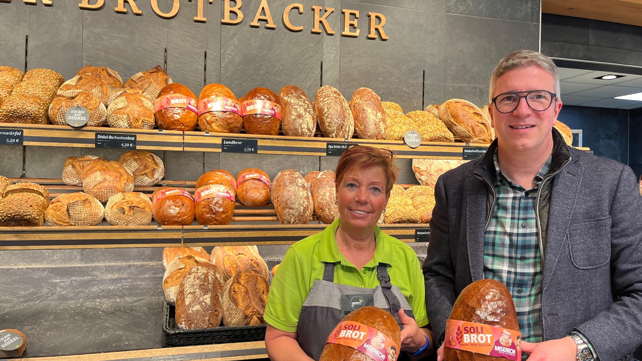 Britta Engel und Wolfgang Geisen mit dem Soli-Brot