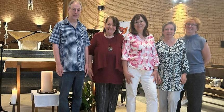 Ulrike Proft, Petra Michel , Susanne Wilmer und Lilly Bittner (v.r.n.l.) vom Neuwieder Caritasverband gestalteten das Friedensgebet. Für die Veranstalter bedankte sich Pastoralreferent Christoph Hof (Pastoraler Raum Neuwied) (c) Olga Scott, Caritas Neuwied Ulrike Proft, Petra Michel , Susanne Wilmer und Lilly Bittner (v.r.n.l.) vom Neuwieder Caritasverband gestalteten das Friedensgebet. Für die Veranstalter bedankte sich Pastoralreferent Christoph Hof (Pastoraler Raum Neuwied)