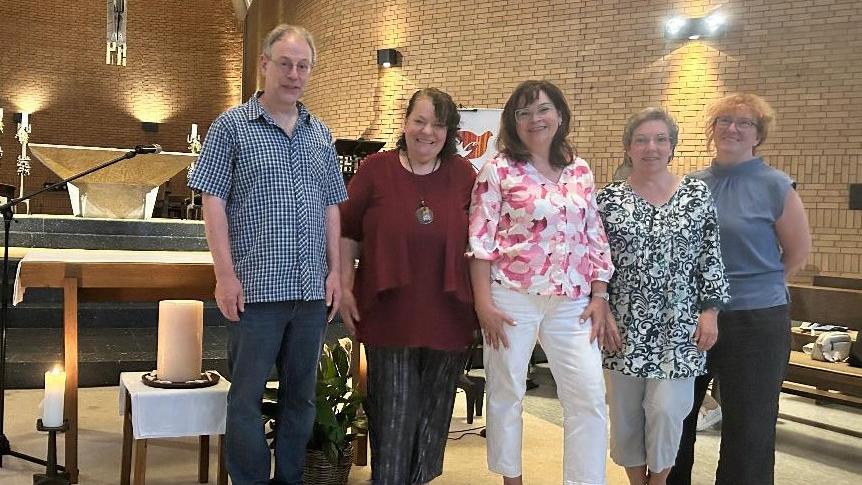 Ulrike Proft, Petra Michel , Susanne Wilmer und Lilly Bittner (v.r.n.l.) vom Neuwieder Caritasverband gestalteten das Friedensgebet. Für die Veranstalter bedankte sich Pastoralreferent Christoph Hof (Pastoraler Raum Neuwied)