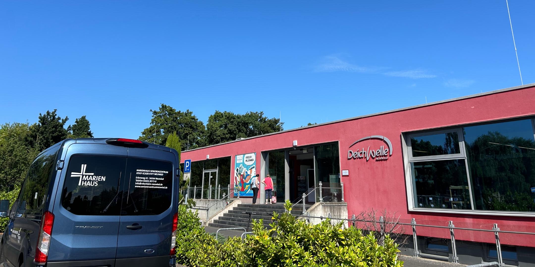 Der einrichtungseigene blaue Kleinbus steht vor dem Eingang des Freibades. (c) Vanessa Schönbach Der einrichtungseigene blaue Kleinbus steht vor dem Eingang des Freibades.