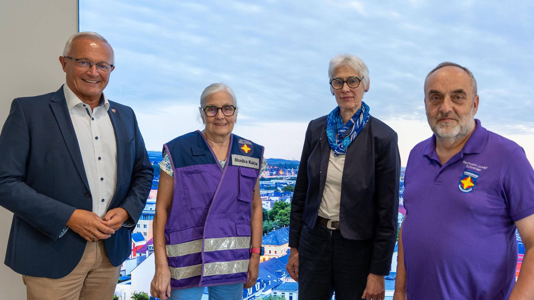 Landrat Achim Hallerbach traf sich jetzt zum fachlichen Austausch im Kreishaus mit (von rechts) dem Ehrenamtskoordinator der Notfallseelsorge im Landkreis Neuwied, Hermann-Josef Schneider und den Notfallseelsorgerinnen Christel Kruppa und Monika Kukla.