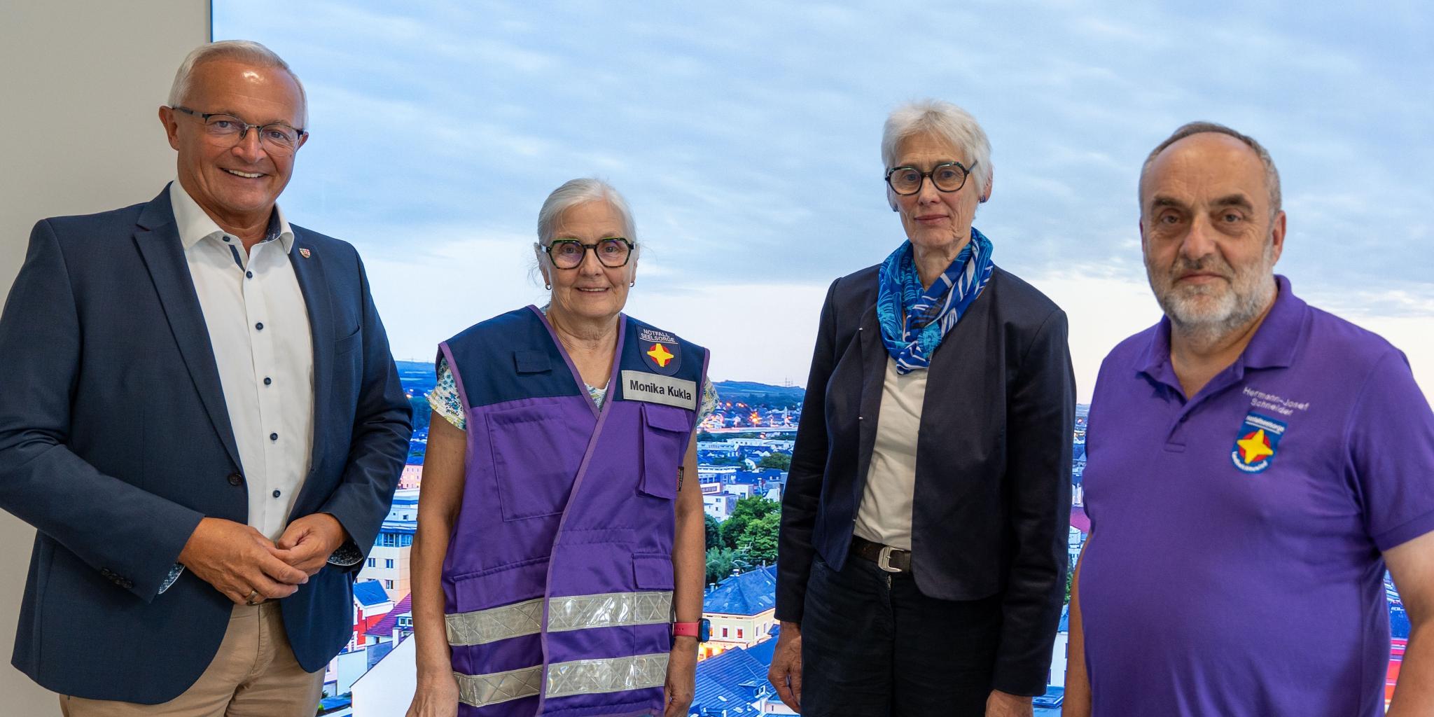 Landrat Achim Hallerbach traf sich jetzt zum fachlichen Austausch im Kreishaus mit (von rechts) dem Ehrenamtskoordinator der Notfallseelsorge im Landkreis Neuwied, Hermann-Josef Schneider und den Notfallseelsorgerinnen Christel Kruppa und Monika Kukla.