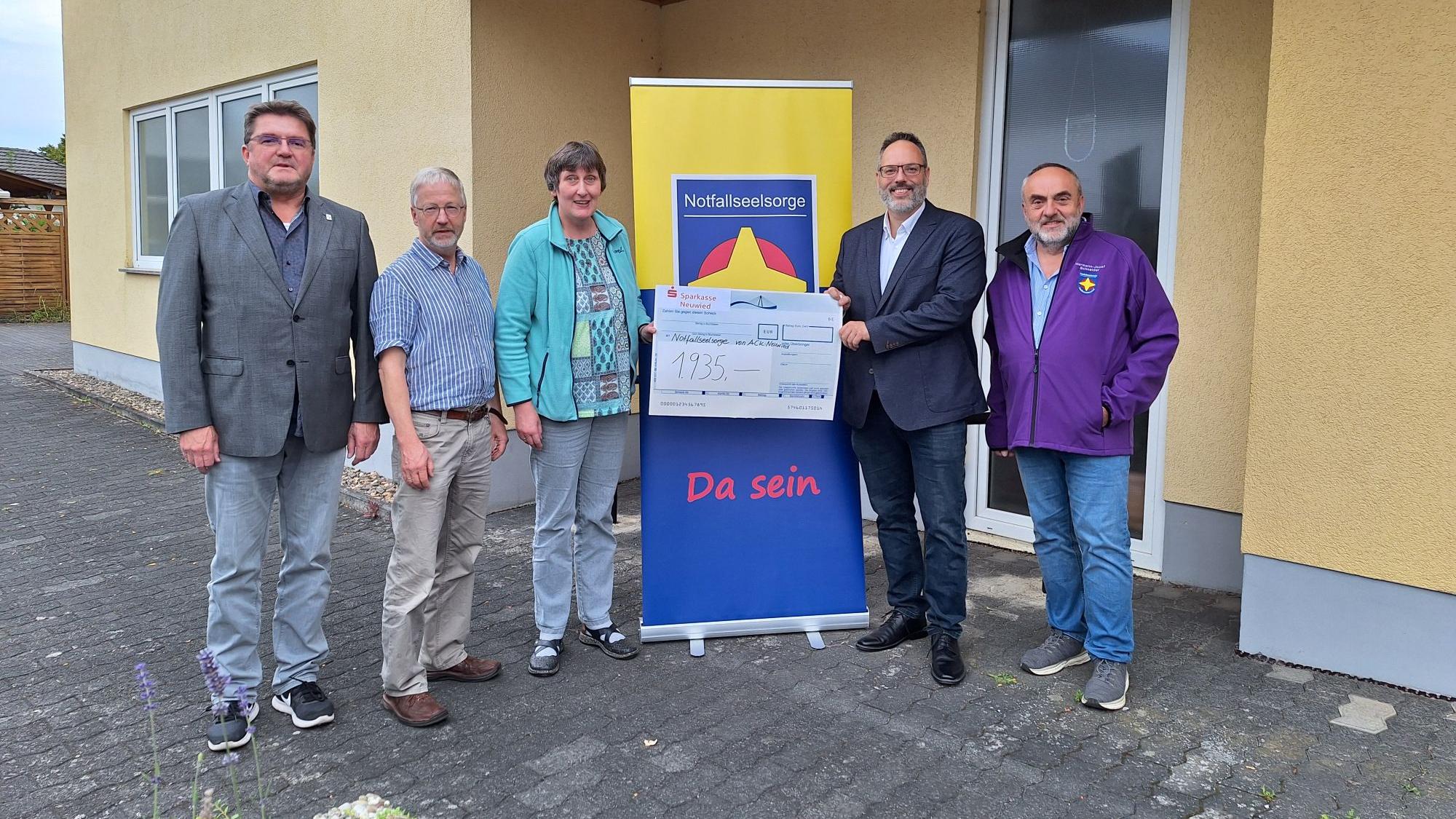 Vor der jüngsten Sitzung der ACK in Torney am 26. August trafen sich (von links) Detlef Kowalski, Christoph Huss und Petra Schunkert (ACK) um Philip Horn und Hermann-Josef Schneider von der Notfallseelsorge die Spende zu überreichen.