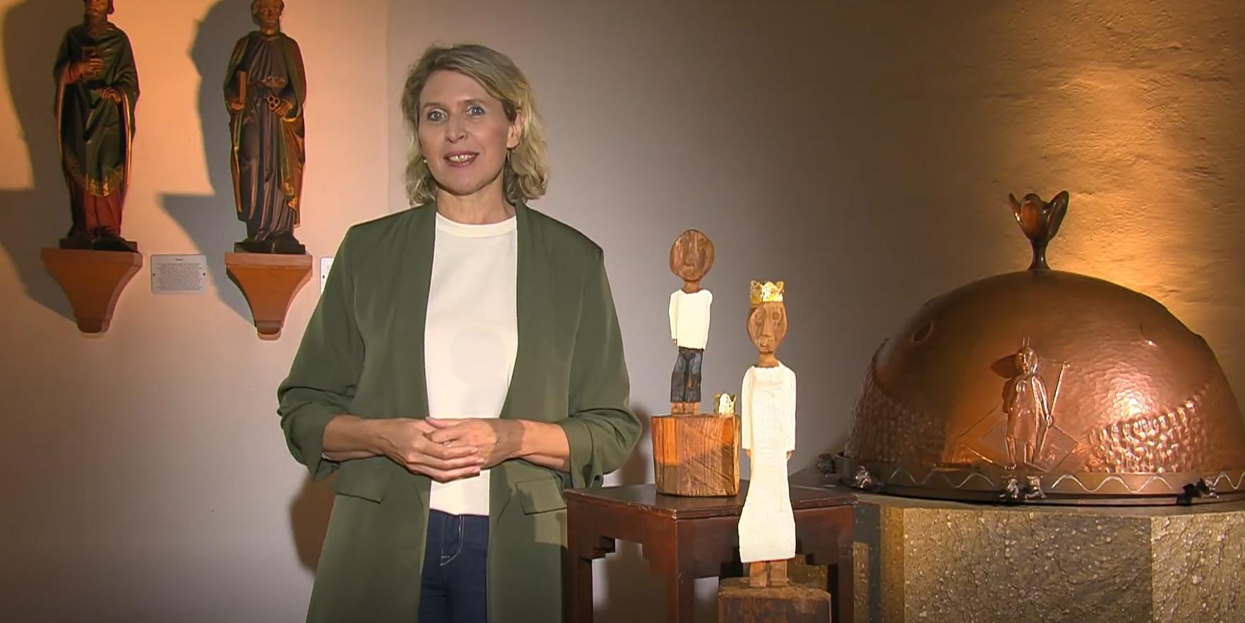 Eine blonde Frau um die 50 Jahre steht neben den Königsfiguren und spricht. (c) ZDF Eine blonde Frau um die 50 Jahre steht neben den Königsfiguren und spricht.