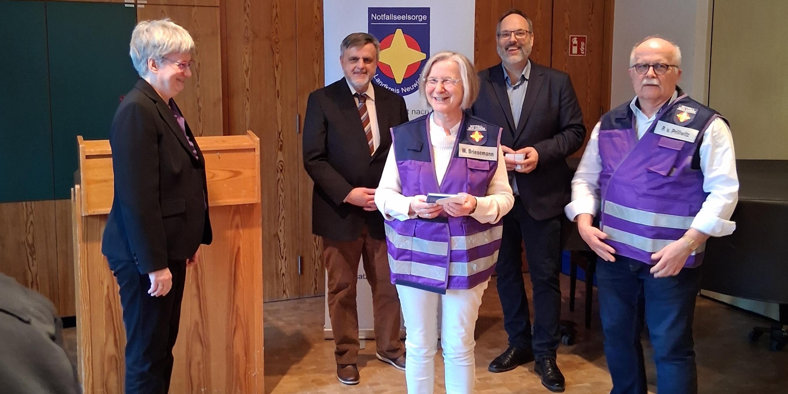 Marianne Briesemann und Peter von Prillwitz - Die neubeauftragten Notfallseelsorgenden umrahmt von Regina Schmitz, Peter Dörrenbächer und Philip Horn.