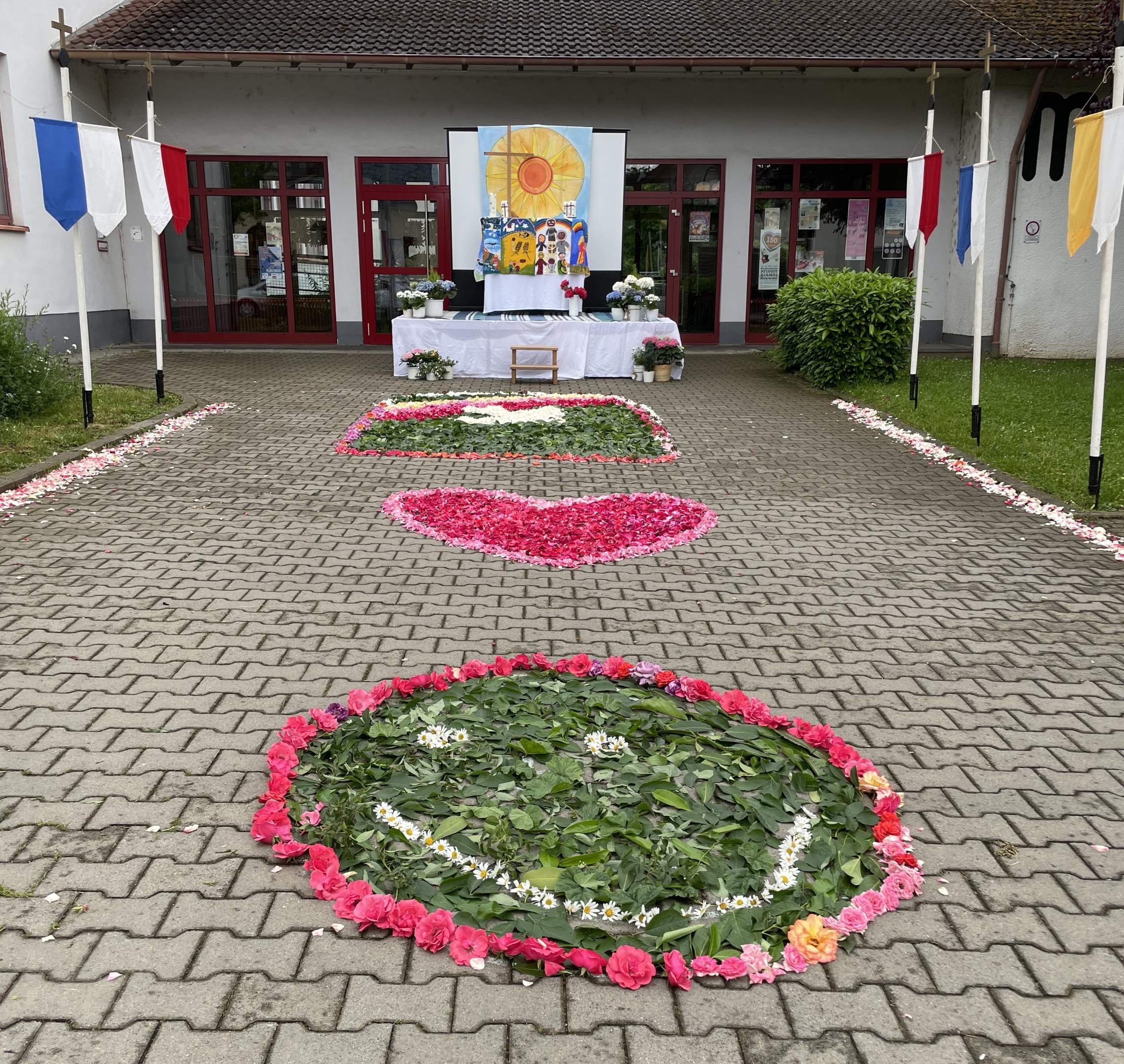Alle Blumen- und Blütenelemente sind vor dem von Kommunionkindern gestalteten Altar zu sehen.