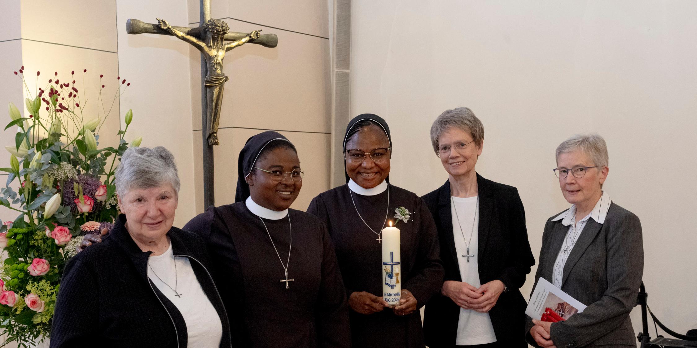 Die fünf Schwester, zwei in Tracht, die anderen in ziviler Kleidung, stehen in der Mutterhauskirche vor dem Kreuz. (c) Waldbreitbacher Franziskanerinnen / Fotos: Martin Bärtges Die fünf Schwester, zwei in Tracht, die anderen in ziviler Kleidung, stehen in der Mutterhauskirche vor dem Kreuz.