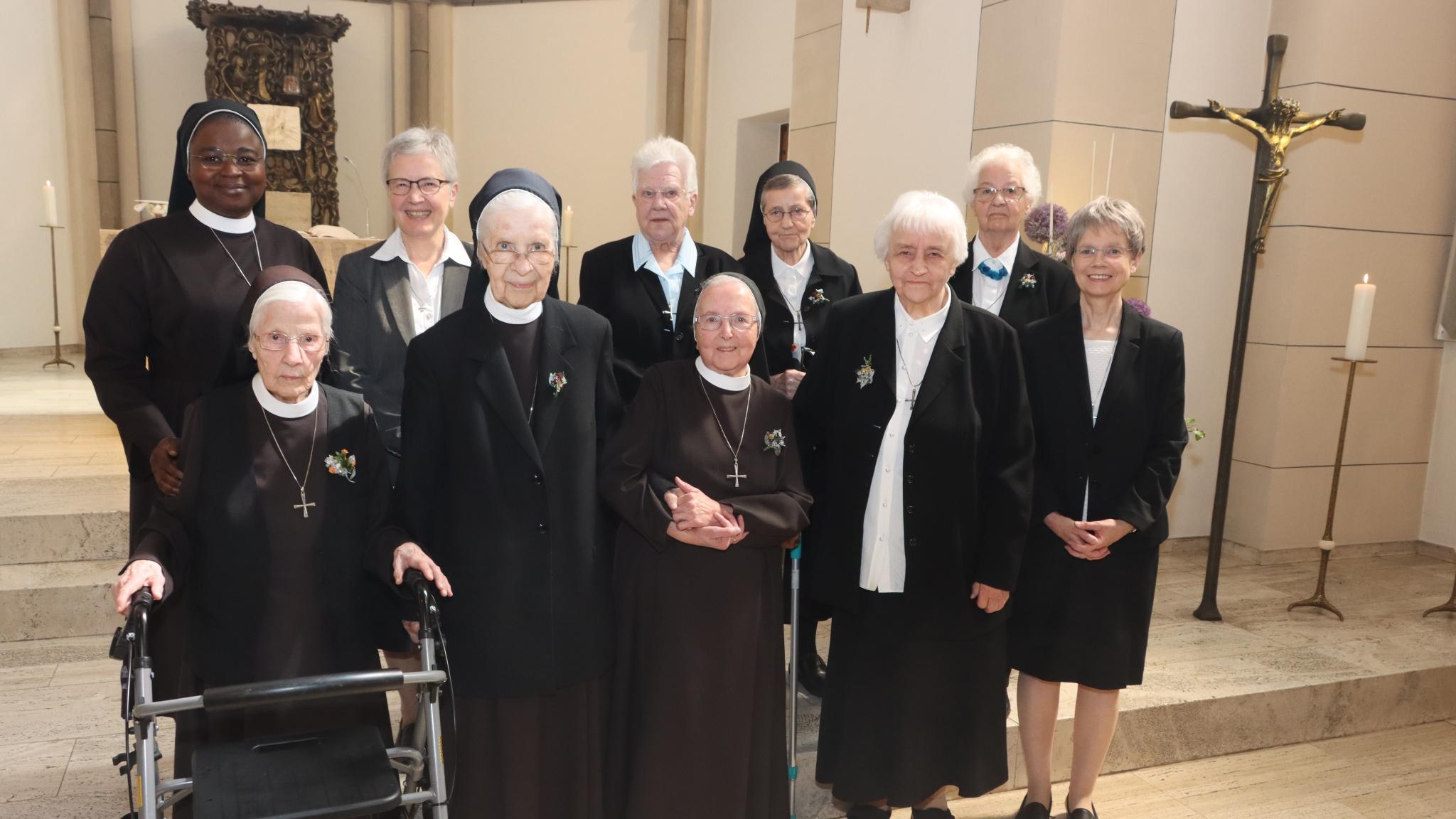 10 Ordensfrauen stehen am Altarraum, darunter die 103jährige Sr. M. Ancilla Spitzlei am Rollator.