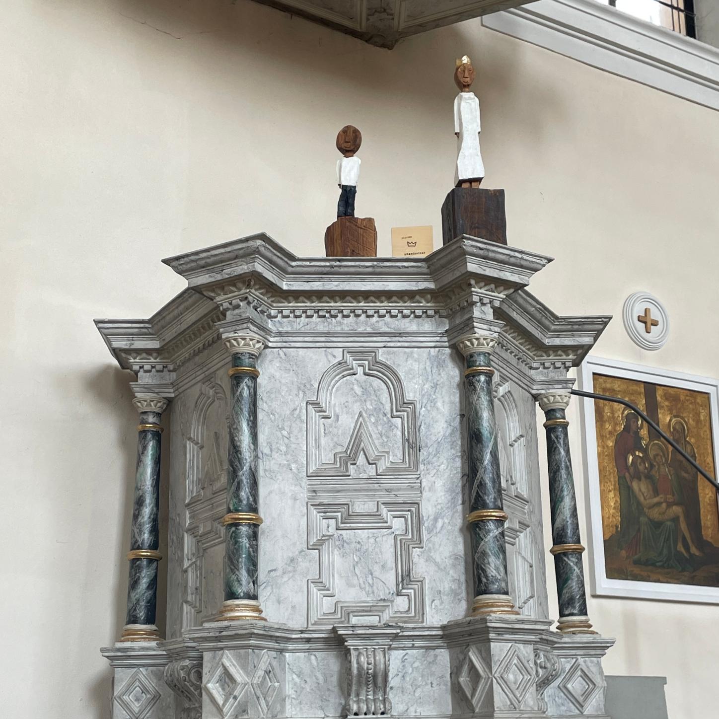 Die Königsfiguren hören von der Kanzel dem Chor zu.
