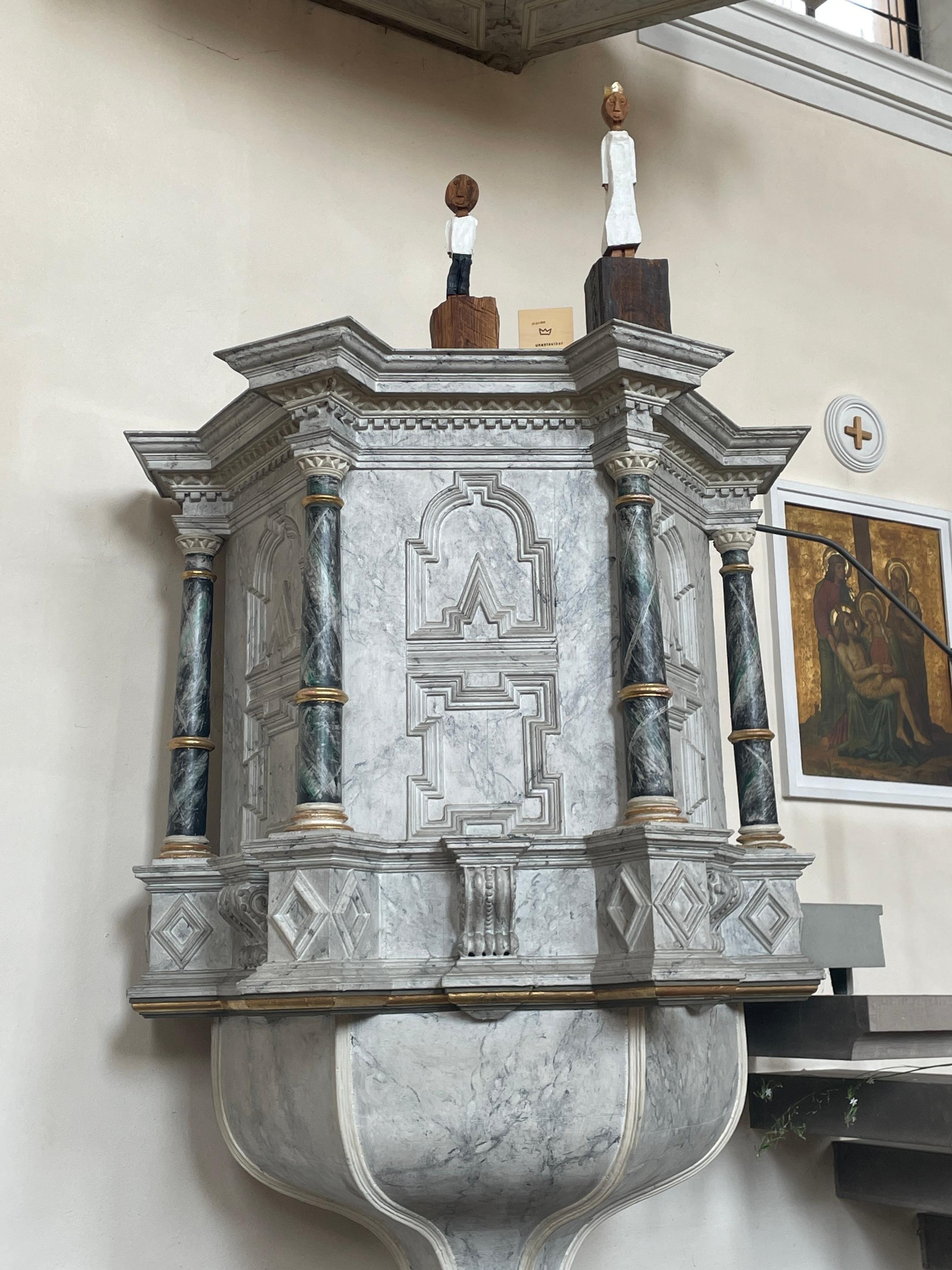 Die Königsfiguren hören von der Kanzel dem Chor zu.