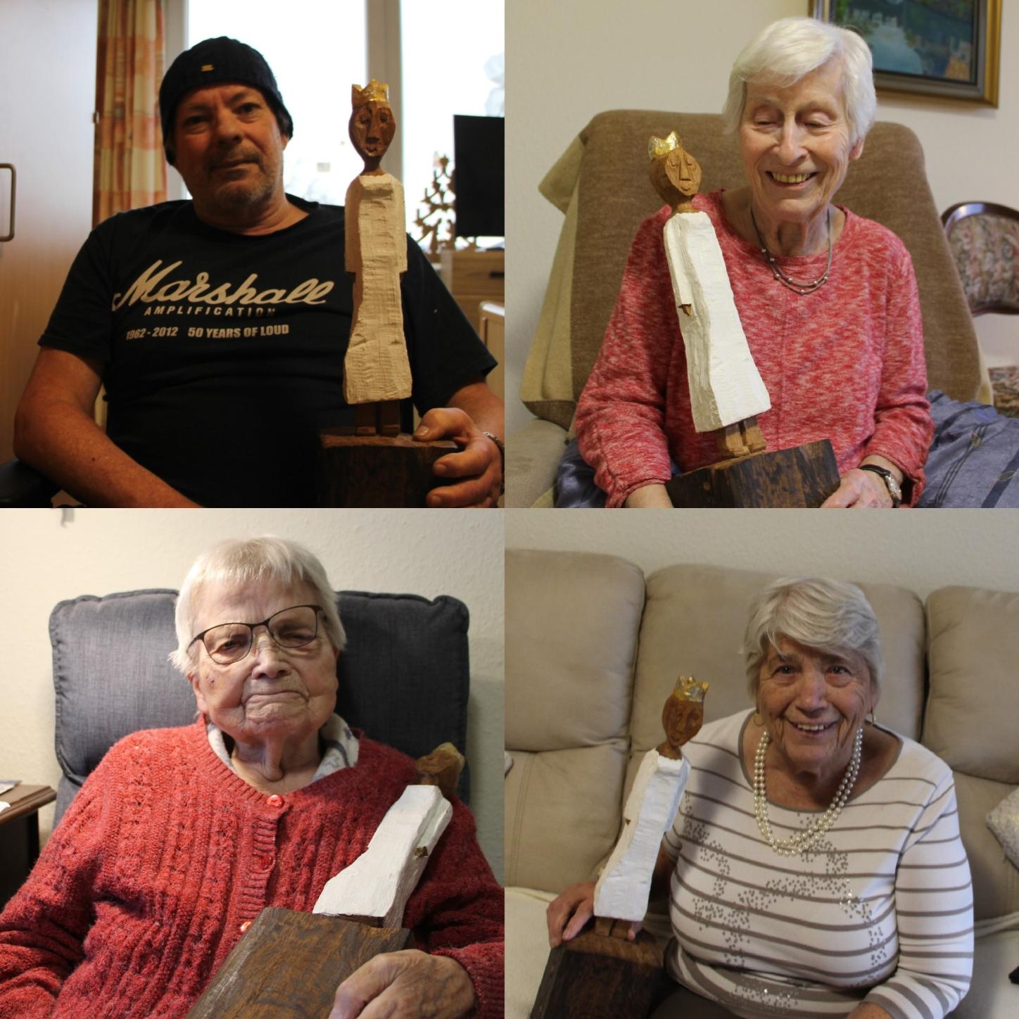 Vier betagte Menschen, ein Mann und drei Frauen, halten jeweils eine Königsfigur im Arm und schauen glücklich, zufrieden oder angespannt in die Kamera.