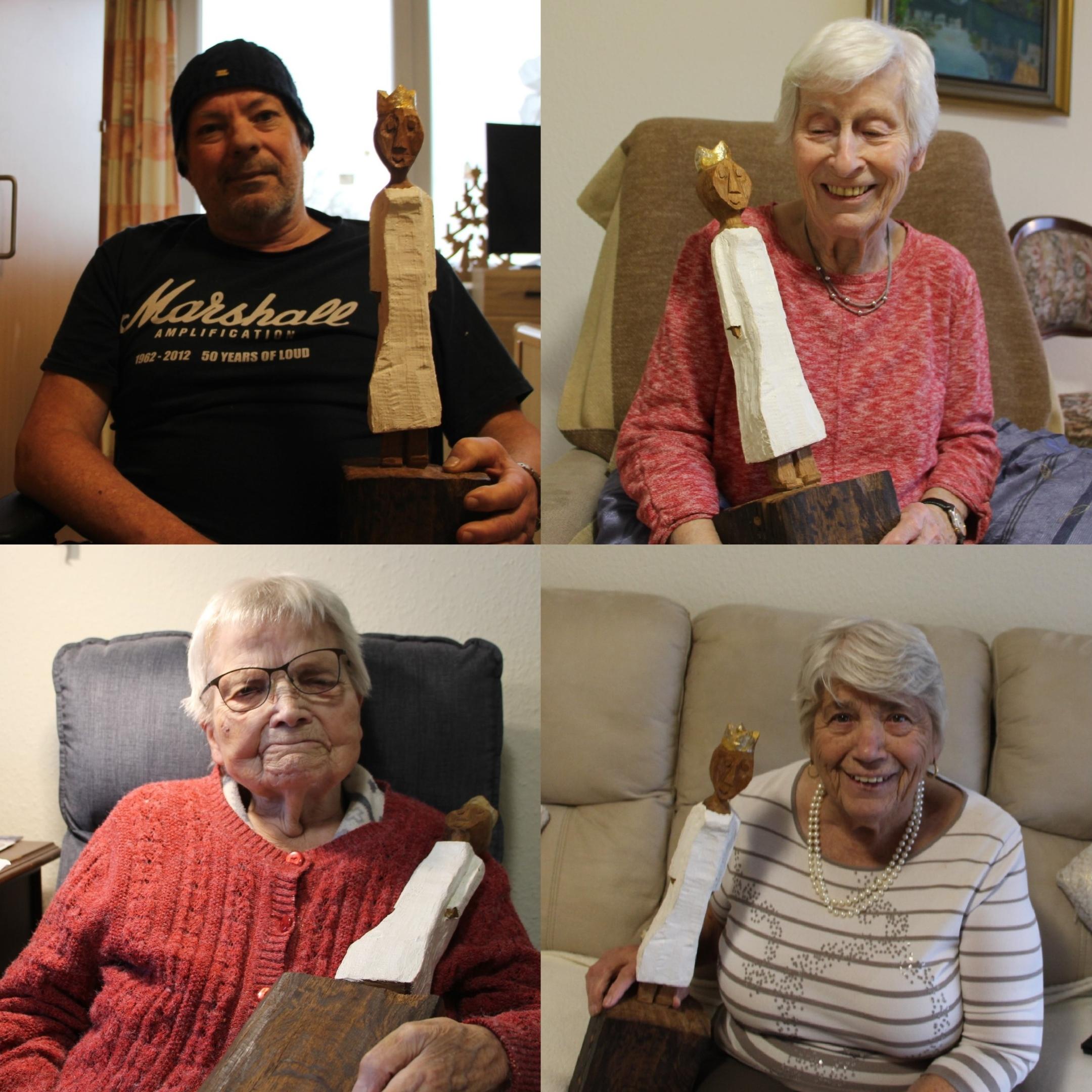 Vier betagte Menschen, ein Mann und drei Frauen, halten jeweils eine Königsfigur im Arm und schauen glücklich, zufrieden oder angespannt in die Kamera.