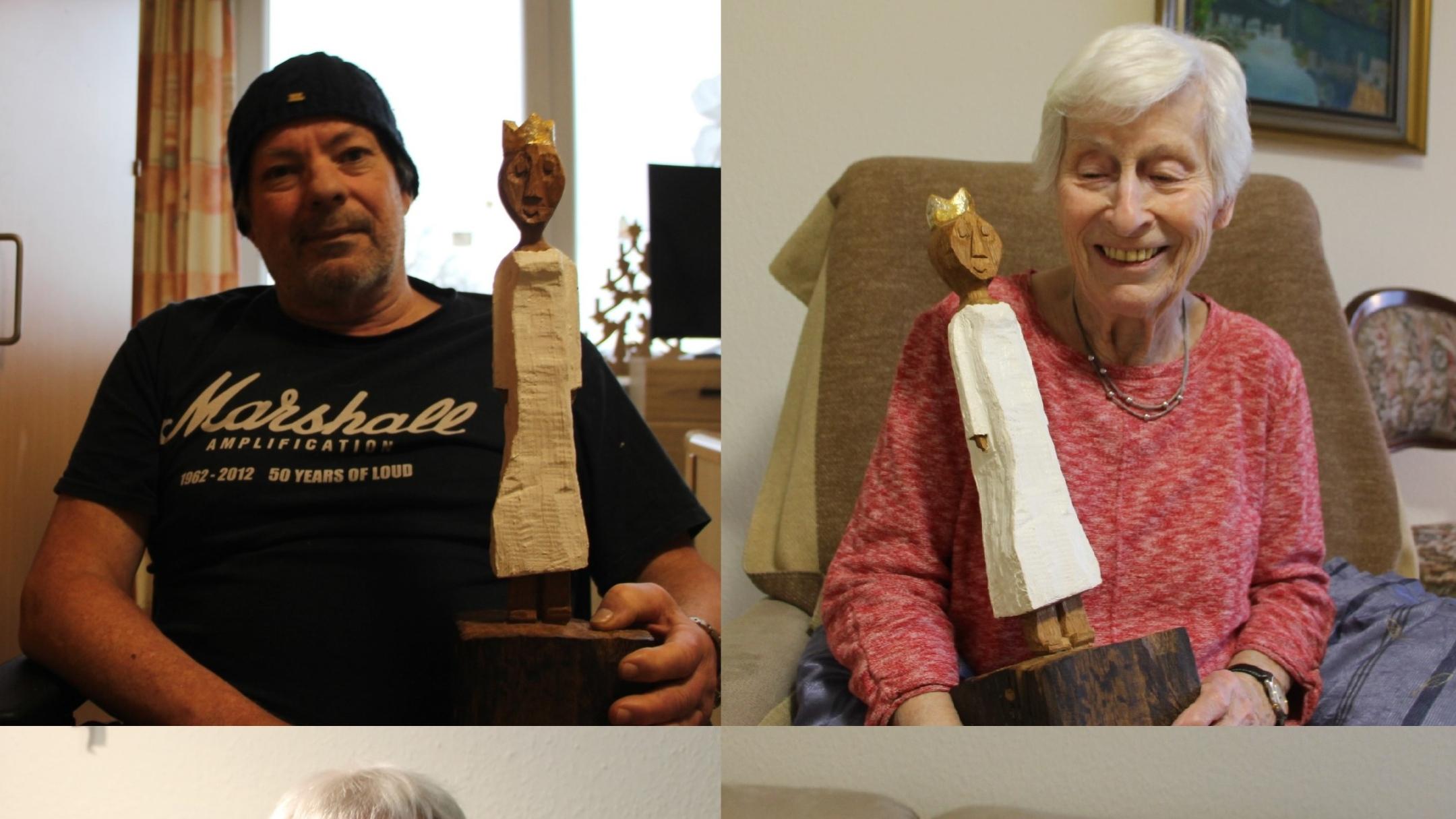 Vier betagte Menschen, ein Mann und drei Frauen, halten jeweils eine Königsfigur im Arm und schauen glücklich, zufrieden oder angespannt in die Kamera.