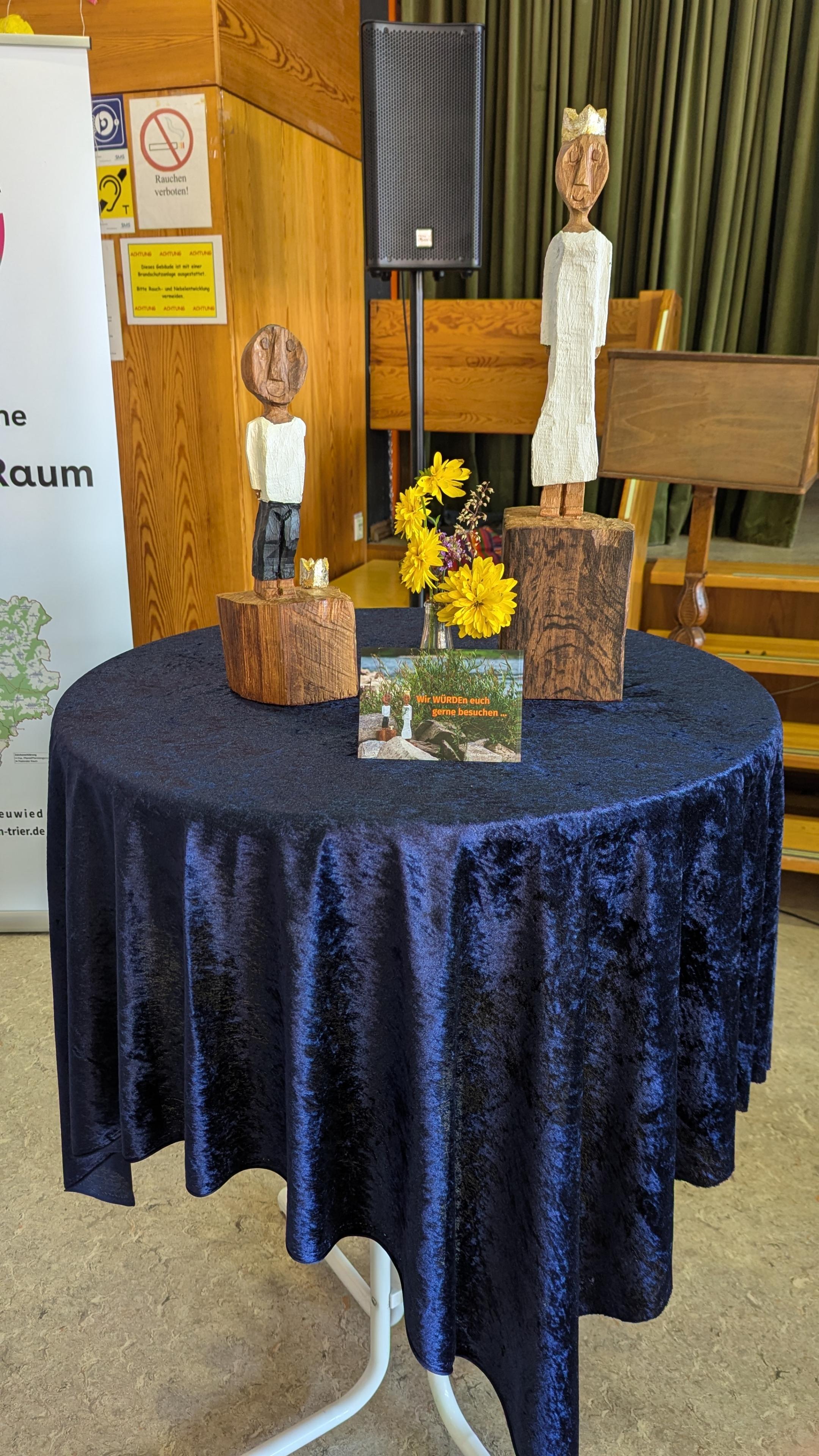 Die Königsfiguren des Pastoralen Raumes Neuwied erinnern an die Würde des Einzelnen und den würdevollen Umgang untereinander.