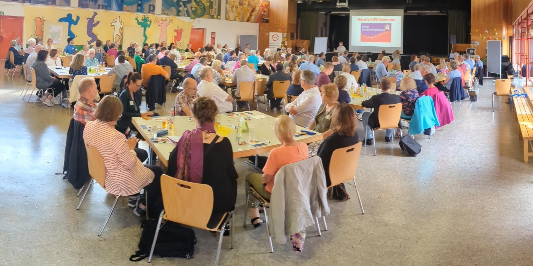 Die Halle der Landesschule für Blinde und Sehbehinderte in Neuwied ist gut gefüllt.