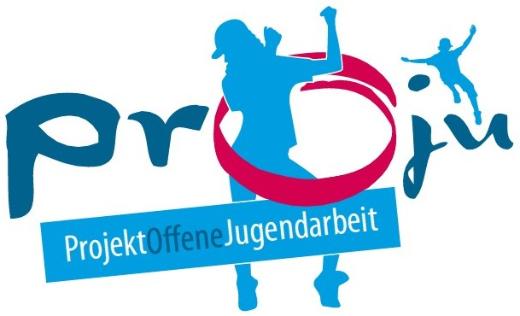 Im roten Buchstaben O - der ansonsten dunkelblau dargestellten Abkürzung prOju - tanzt in hellblau die Silhouette einer Jugendlichen. Eine weitere hellblaue Silhoutte eines Jugendlichen springt in den kleinen Buchstaben u.