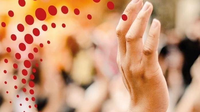 Von einer ausgestreckten Hand gehen schwungvolle rote gepunktete Linien aus.