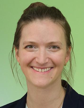 Ein Frau mittleren Alters mit hochgesteckten, dunklen Haaren lächelt mit offenem Gesichtsausdruck in die Kamera. (c) Marion Lauenstein Ein Frau mittleren Alters mit hochgesteckten, dunklen Haaren lächelt mit offenem Gesichtsausdruck in die Kamera.