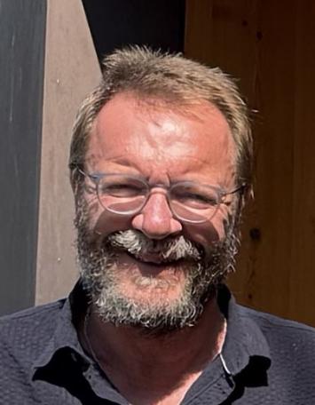 Das Bild zeigt einen Mann über 50 Jahren, mit Vollbart, hellbraunen, leicht lichten Haaren und einer Brille, der in die Kamera lächelt. (c) Ulrich Oberdörster Das Bild zeigt einen Mann über 50 Jahren, mit Vollbart, hellbraunen, leicht lichten Haaren und einer Brille, der in die Kamera lächelt.