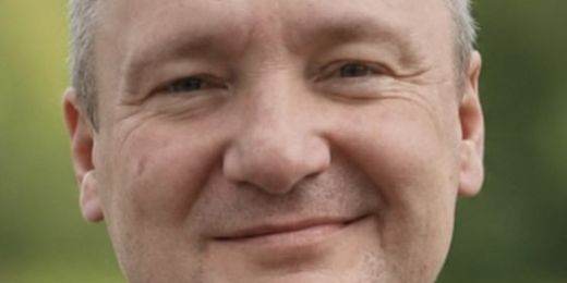 (c) Konrad Lisowski Pfarrer Konrad Lisowski, ein Mann mit leicht ergrauten, kurzen Haaren, die sich im Stirnbereich lichten, blickt verschmitzt in die Kamera.