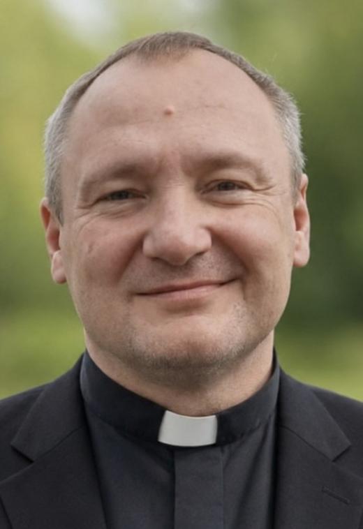 (c) Konrad Lisowski Pfarrer Konrad Lisowski, ein Mann mit leicht ergrauten, kurzen Haaren, die sich im Stirnbereich lichten, blickt verschmitzt in die Kamera.