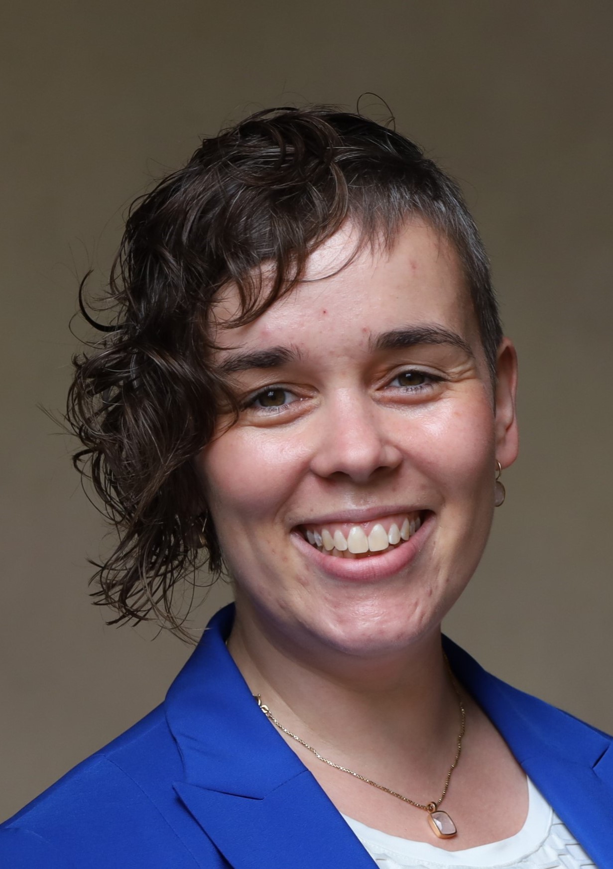 Hannah Theus (c) Inge Hülpes / Bistum Trier Eine junge Frau mit einem ovalen Gesicht und dunkelbraunen Haaren, auf ihrer rechten Seite lang, auf der anderen kurzgeschnitten, strahlt Sie an.