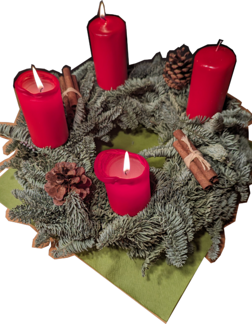 Adventskranz mit drei brennenden Kerzen