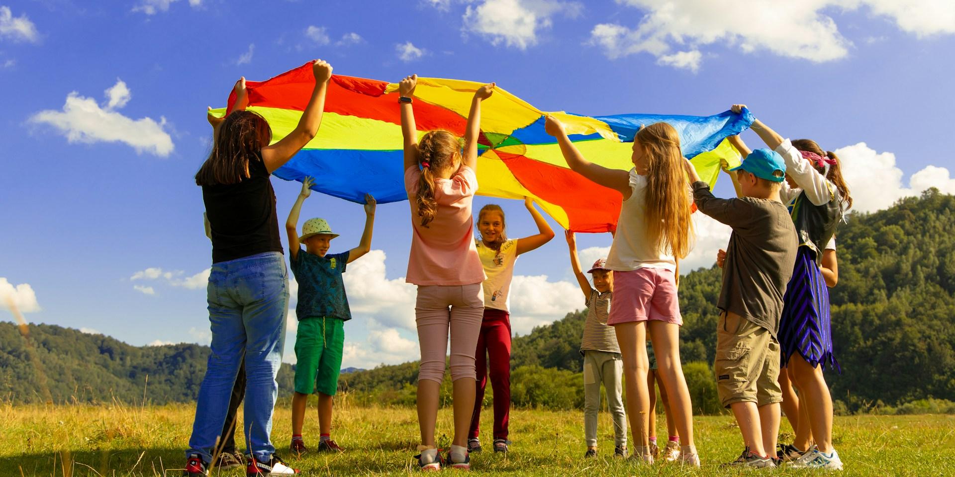 Fallschirmspiele (c) Artem Kniaz auf unsplash Fallschirmspiele