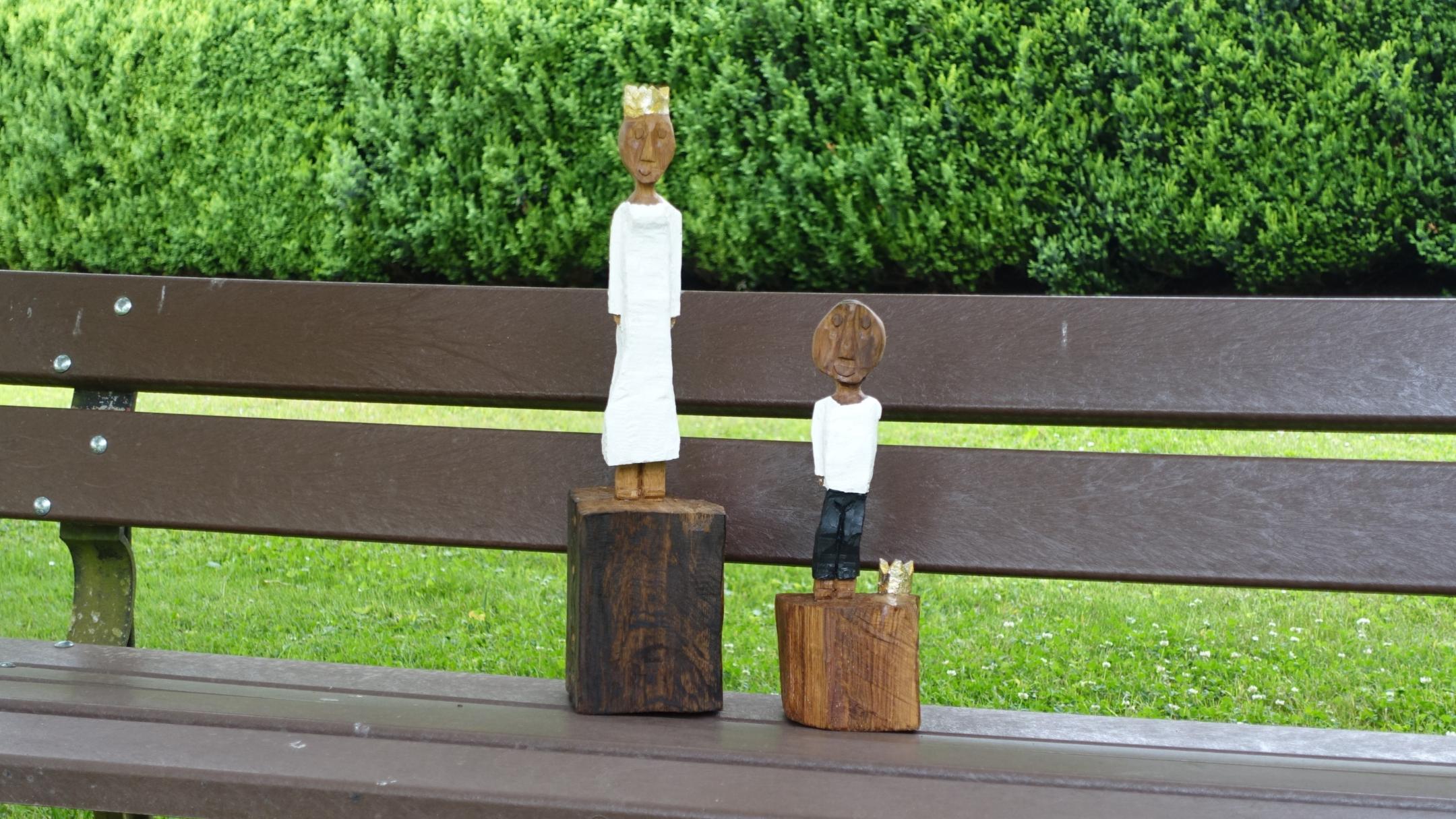 Königsfiguren des Pastoralen Raumes Neuwied auf einer Bank