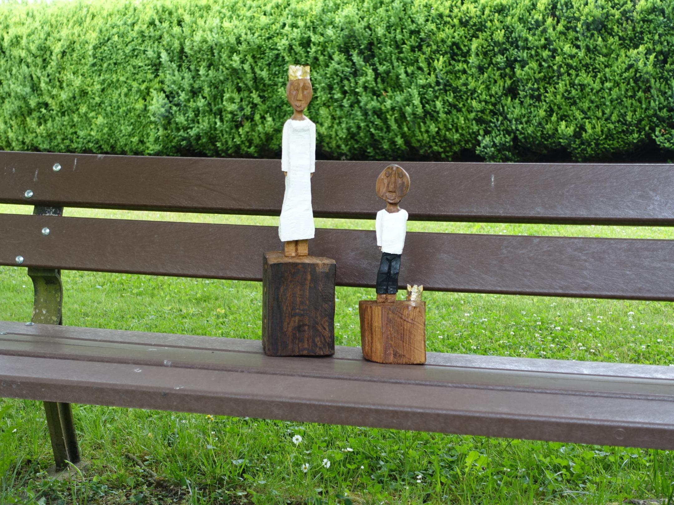 Königsfiguren des Pastoralen Raumes Neuwied auf einer Bank