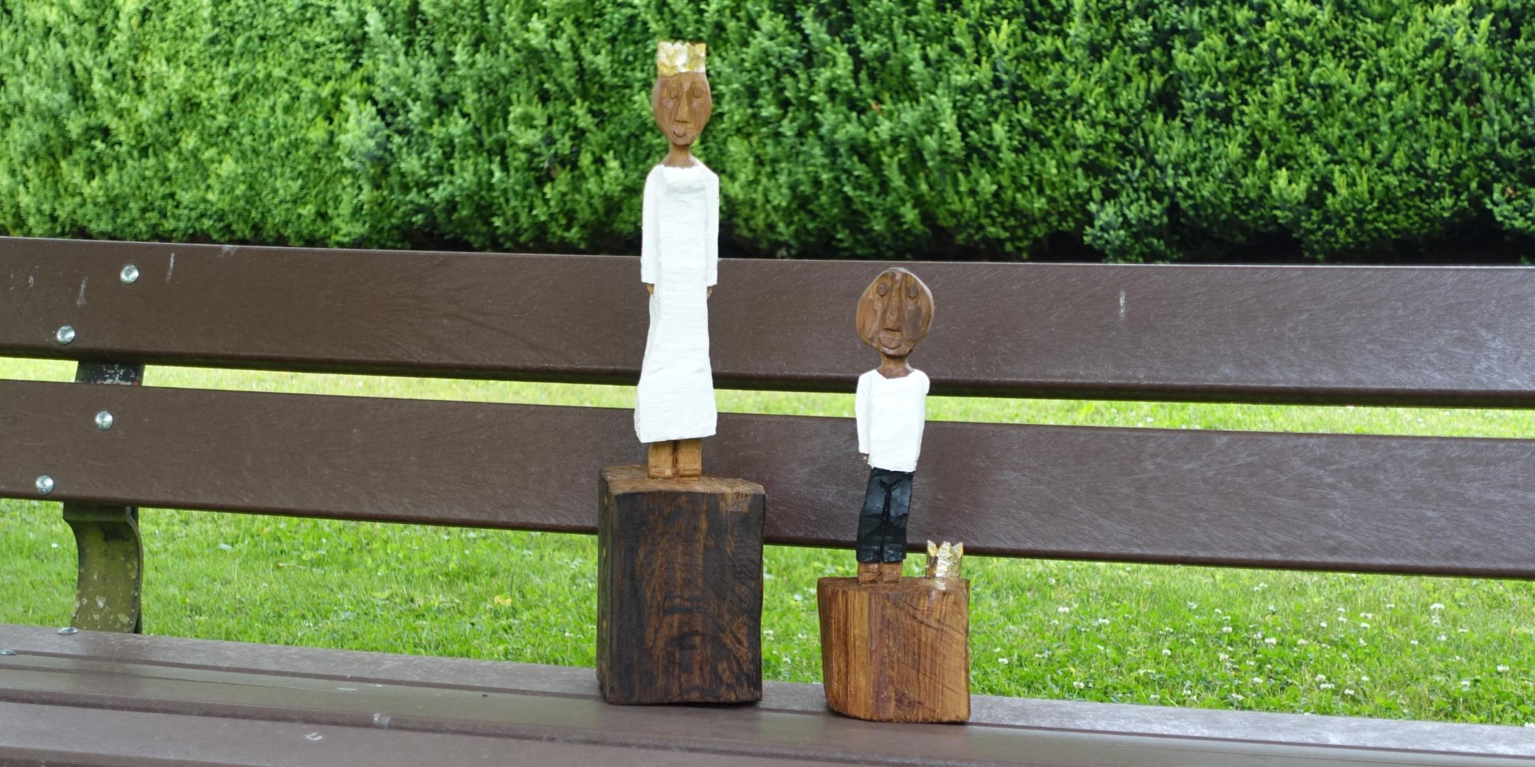Königsfiguren des Pastoralen Raumes Neuwied auf einer Bank