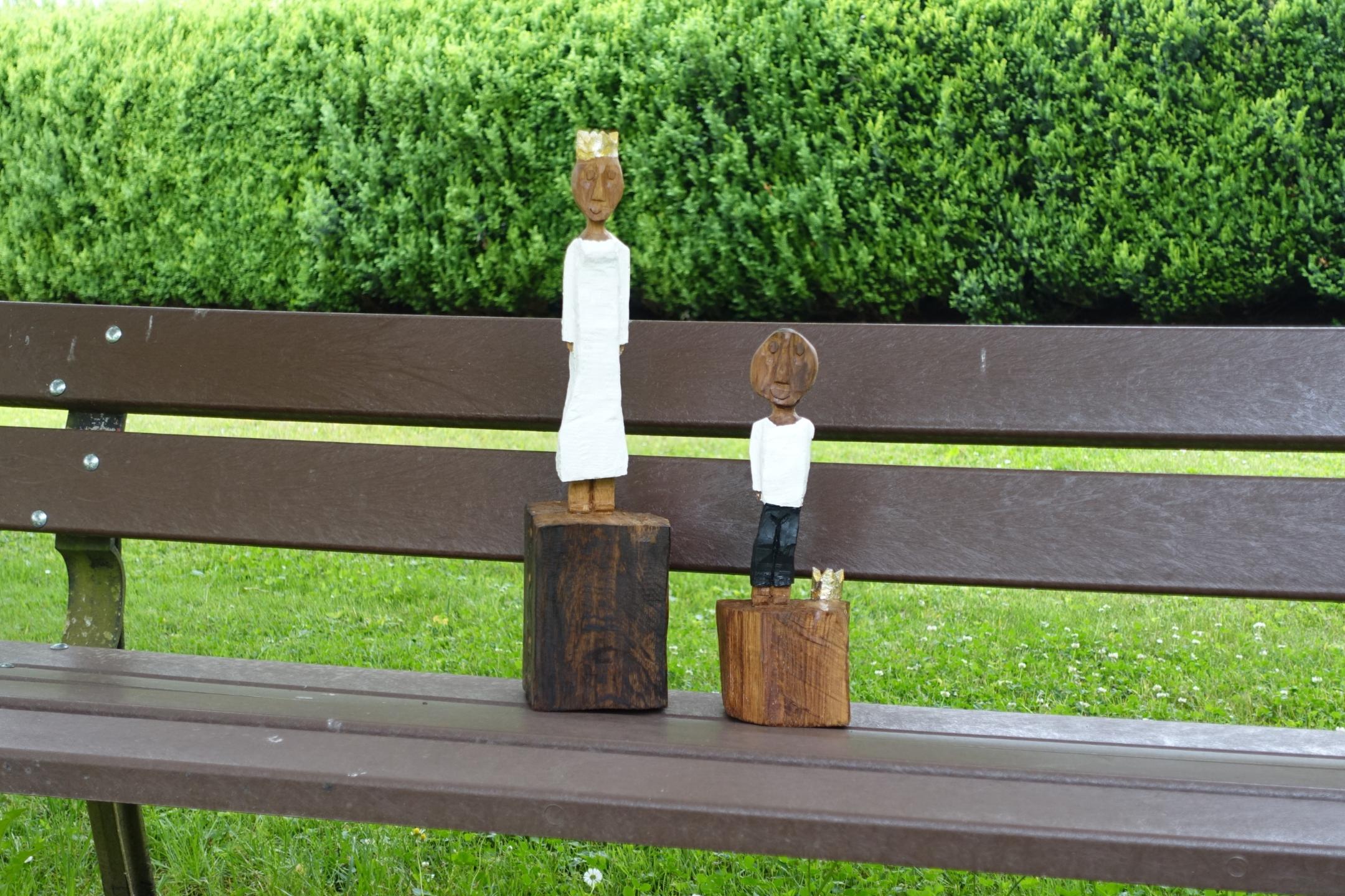 Königsfiguren des Pastoralen Raumes Neuwied auf einer Bank