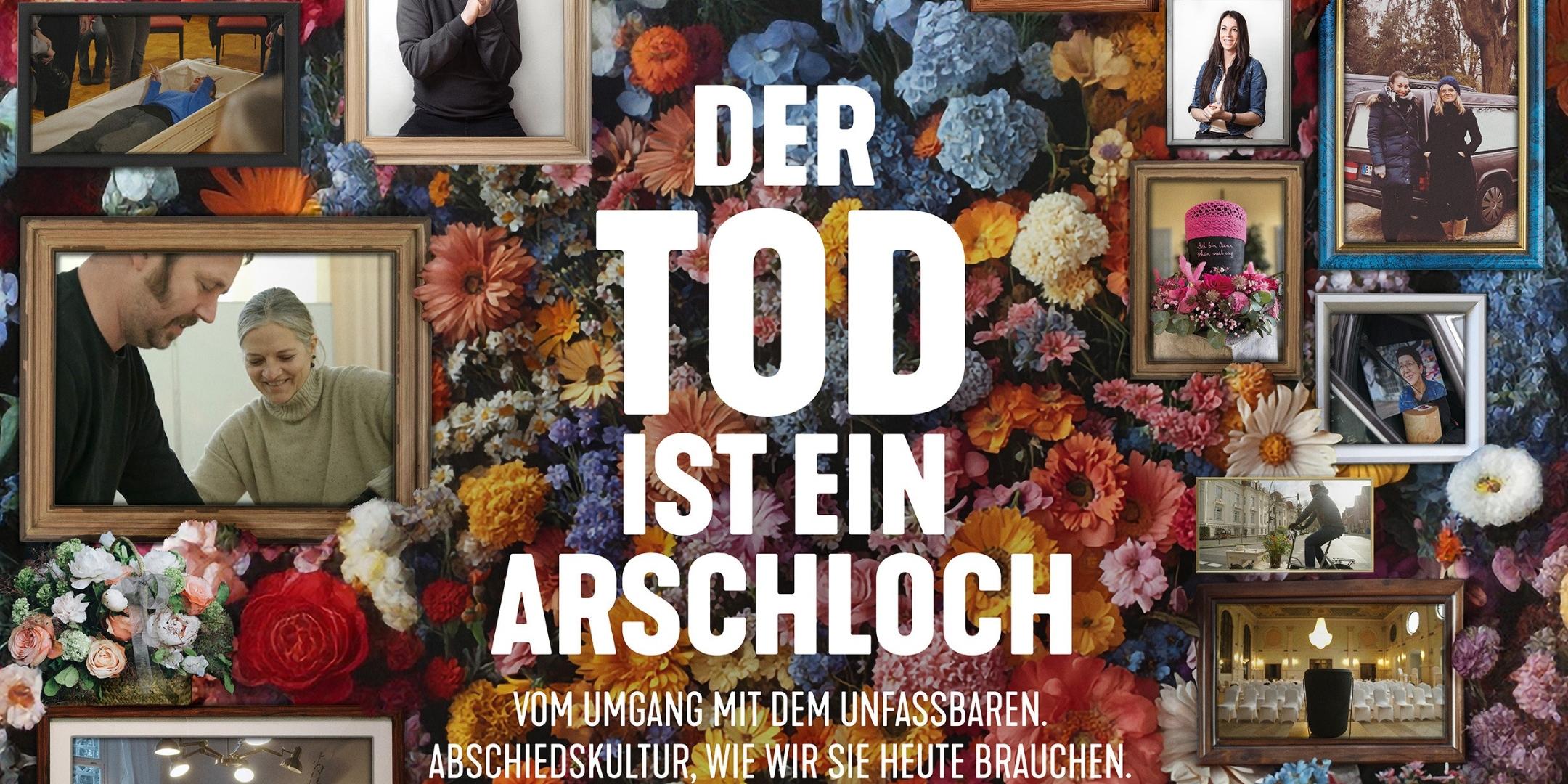 Bunte Blumen verdecken einen männliche Leichnam in einem offenen Sarg. Darum herum sind Bilderrahmen angeordnet, die Filmausschnitte zeigen.