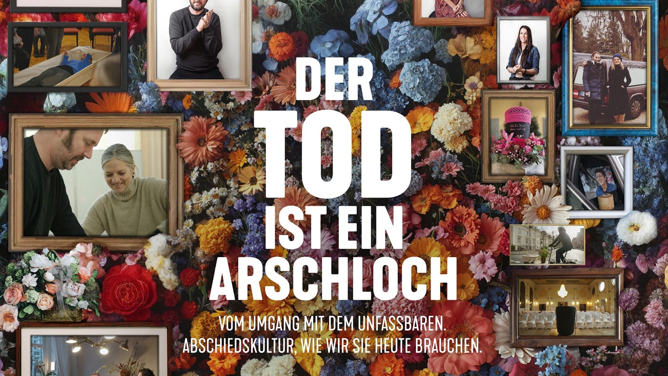 Bunte Blumen verdecken einen männliche Leichnam in einem offenen Sarg. Darum herum sind Bilderrahmen angeordnet, die Filmausschnitte zeigen.