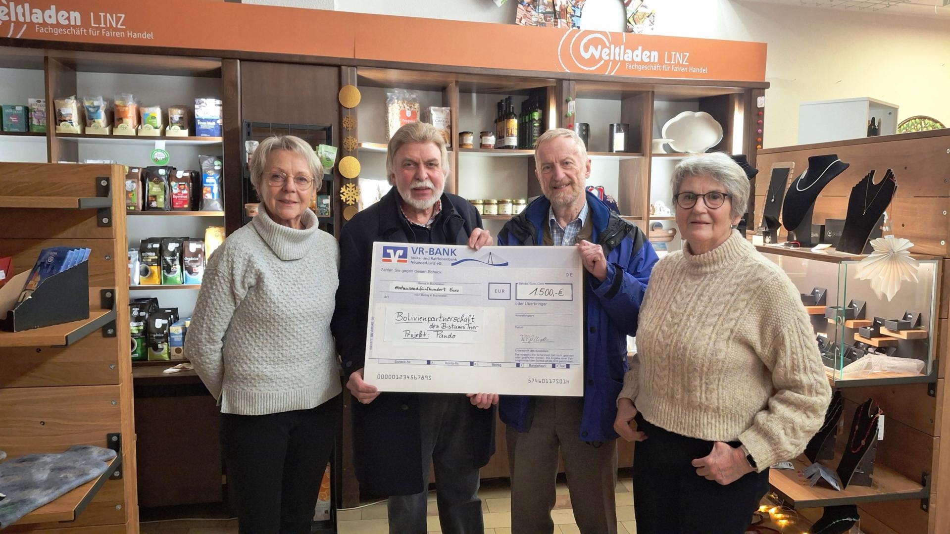 Prof. Dr. Rochus Allert bedankte sich beim Vorstand des Vereins Eine-Welt Linz e.V. und Weltladen Linz für die Geldspende von 1.500 €, mit der ein Umweltprojekt im brasilianischen Amazonasgebiet unterstützt wird. Von links: Stellv. Vorsitzende Britta Tokarz, Vorsitzender A.-Peter Gillrath, Prof. Dr. Rochus Allert, Vorstandsmitglied Gisela Bach (Foto: Veranstalter. Eine-Welt-Linz e.V.)