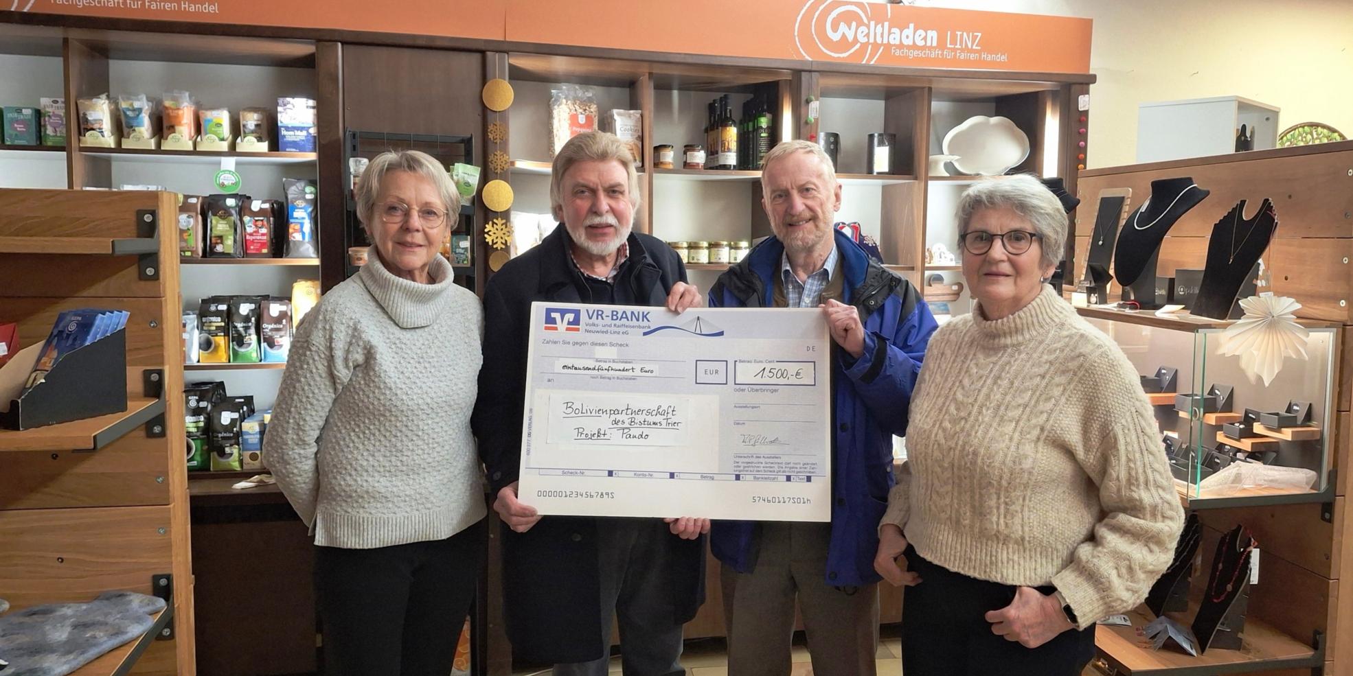 Prof. Dr. Rochus Allert bedankte sich beim Vorstand des Vereins Eine-Welt Linz e.V. und Weltladen Linz für die Geldspende von 1.500 €, mit der ein Umweltprojekt im brasilianischen Amazonasgebiet unterstützt wird. Von links: Stellv. Vorsitzende Britta Tokarz, Vorsitzender A.-Peter Gillrath, Prof. Dr. Rochus Allert, Vorstandsmitglied Gisela Bach (Foto: Veranstalter. Eine-Welt-Linz e.V.)