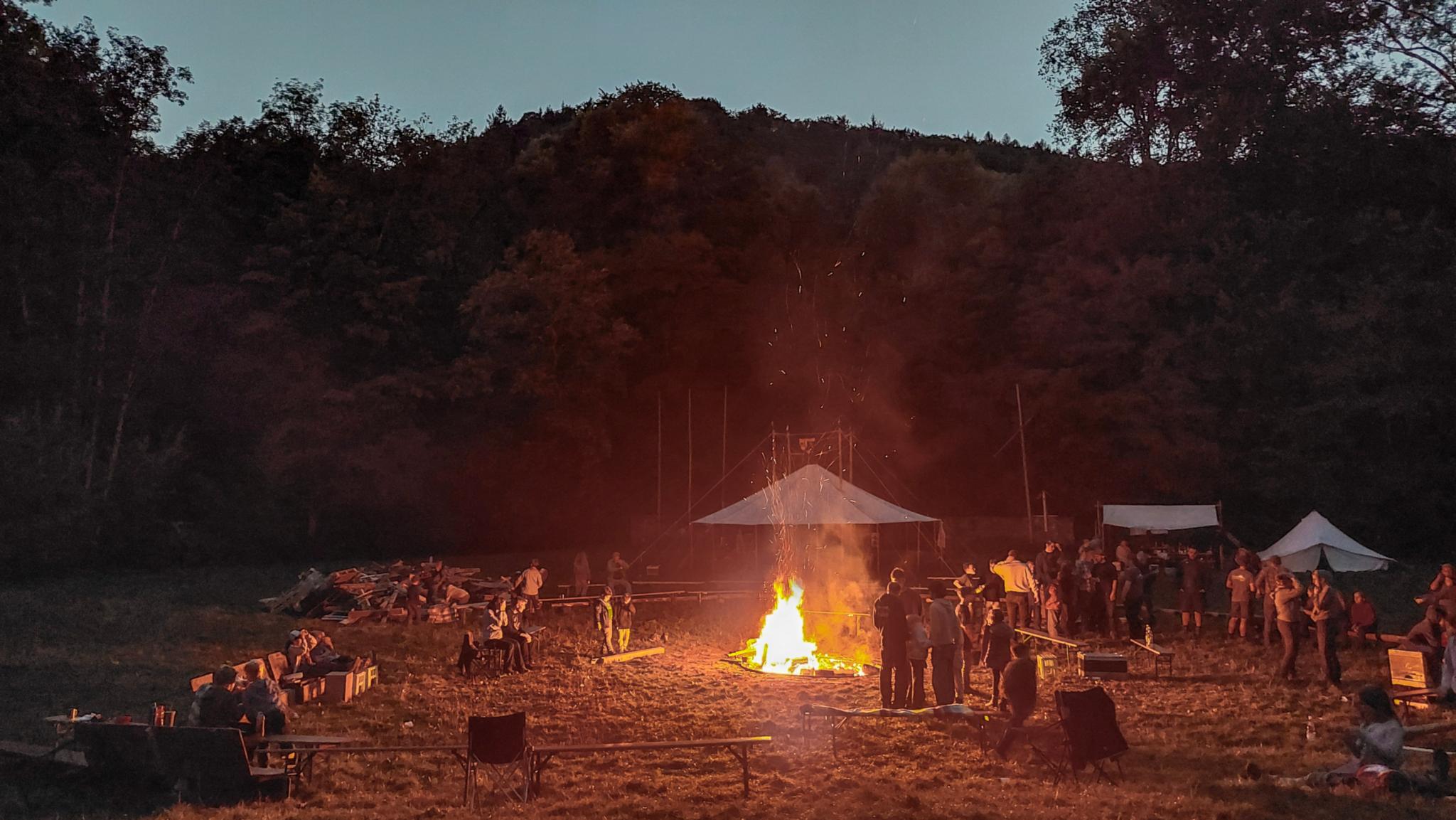 Lagerfeuer auf der Totempfahlwiese