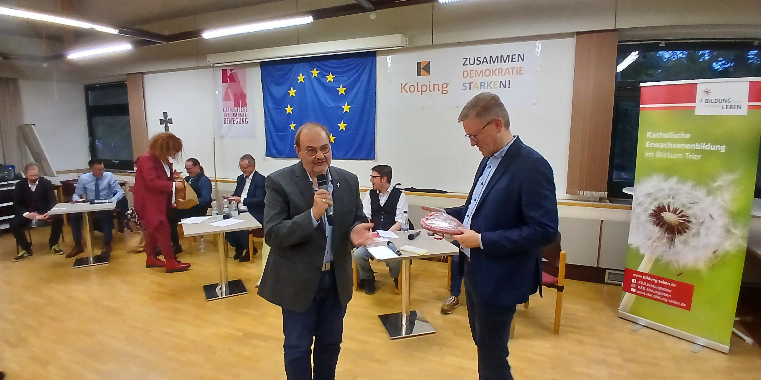 Monika Hommer, KAB-Vorsitzende (3.v.l) und Diakon Michael Hommer (l.) mit Marcelo Peerenboom (r.) stehend bei der Überreichung von kleinen Dankeschönpräsenten (c) Christoph Menzenbach Monika Hommer, KAB-Vorsitzende (3.v.l) und Diakon Michael Hommer (l.) mit Marcelo Peerenboom (r.) stehend bei der Überreichung von kleinen Dankeschönpräsenten