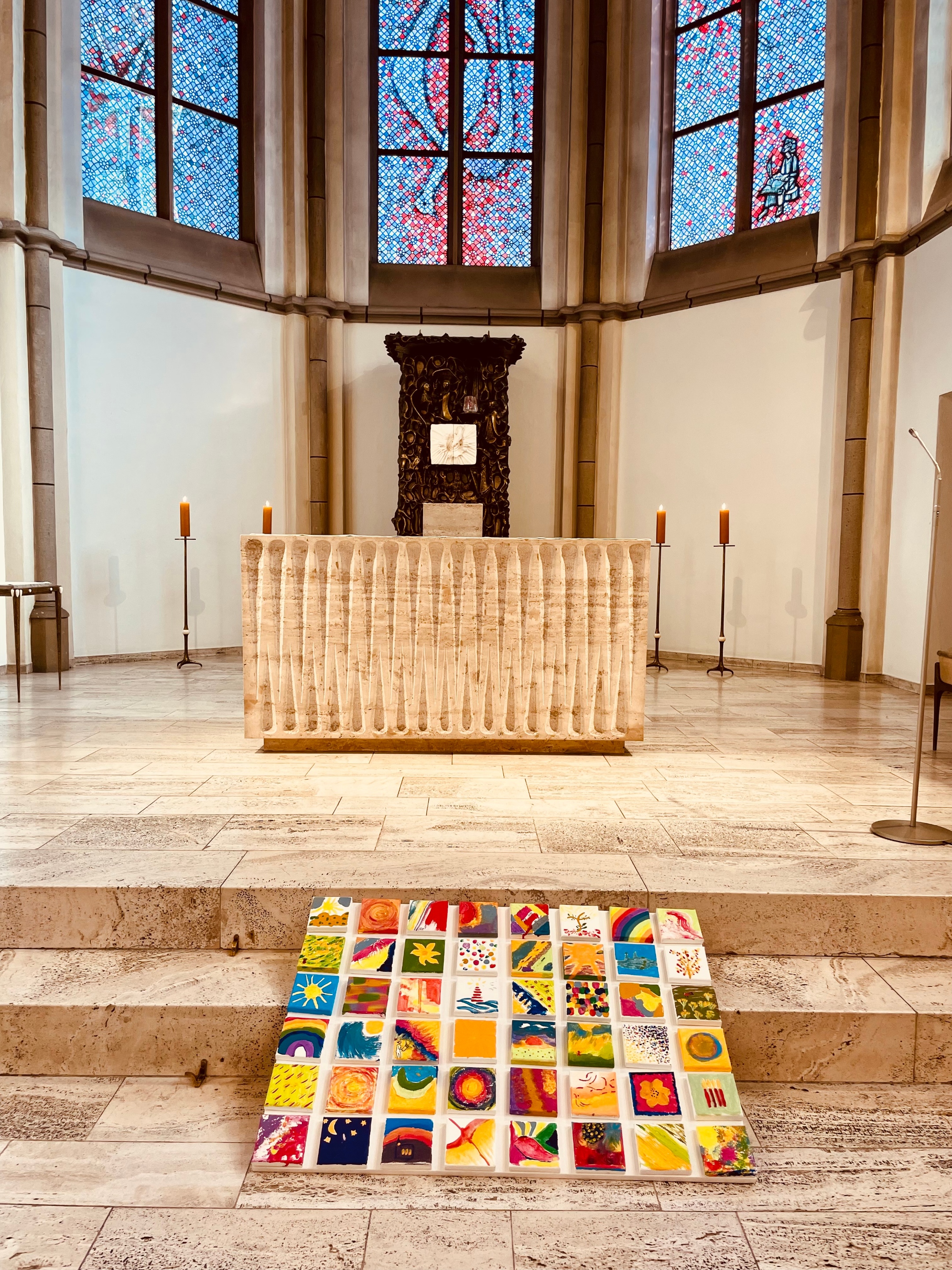 Gesamtbild auf den Stufen zum Altar