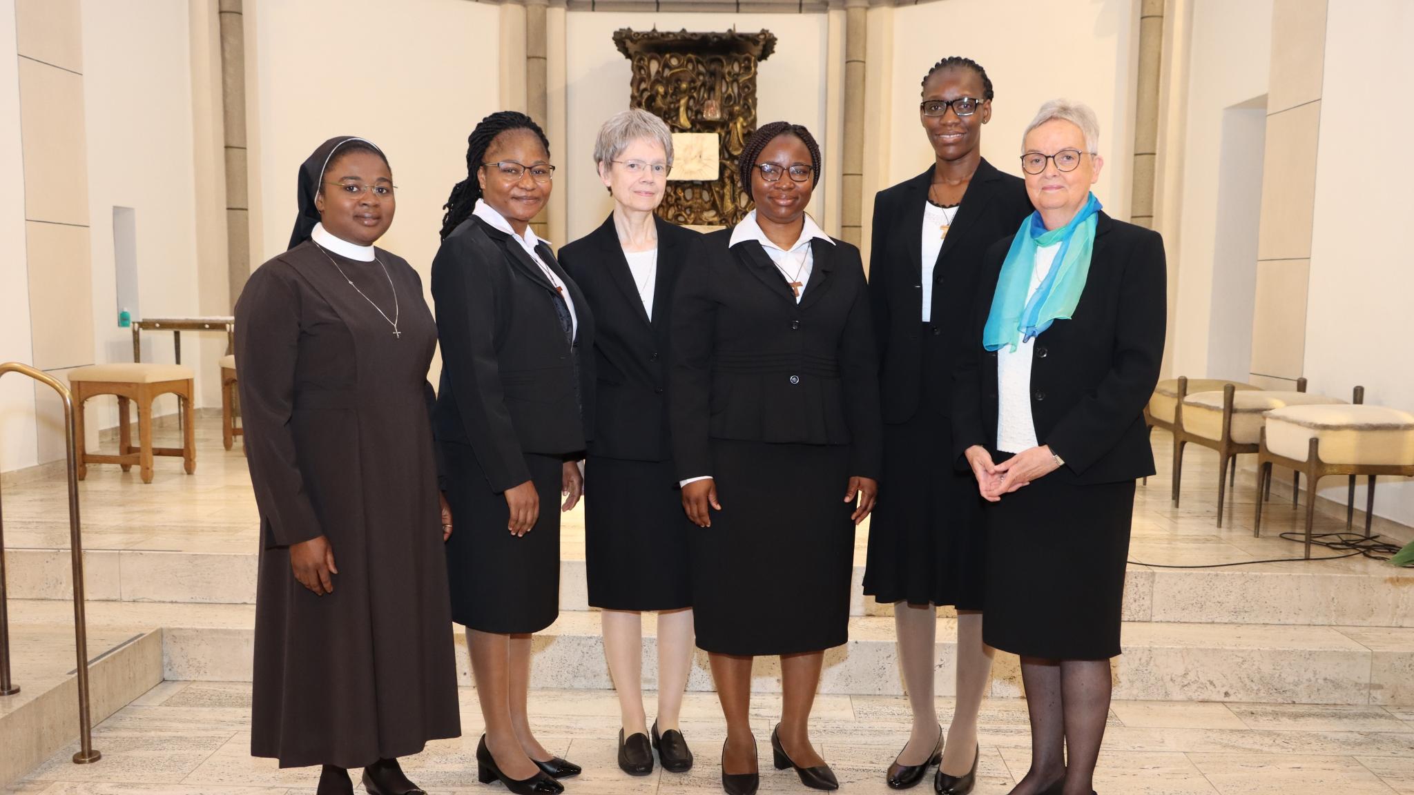 Freuen sich, über die neue Novizin Schwester Michelle Fagnon (2. von links) und die beiden Postulantinnen Chimène Seriki (3. von rechts) und Christelle Dossou (2. von rechts): Formationsleiterin Schwester M. Diane Tobossi (links), Generalrätin Schwester M. Michaele Rohde (3. von links) und Generaloberin Schwester Edith-Maria Magar (rechts).