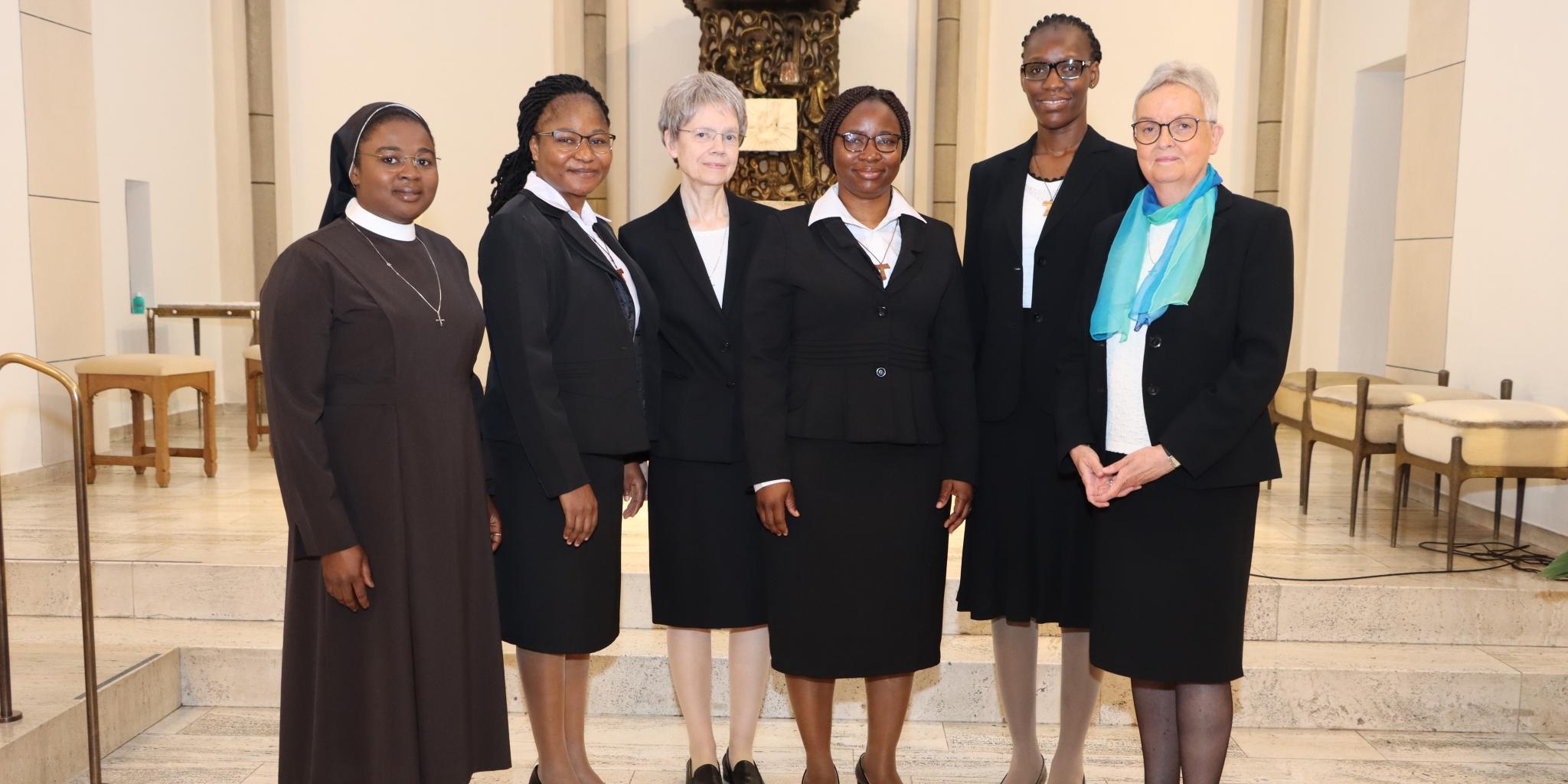 Freuen sich, über die neue Novizin Schwester Michelle Fagnon (2. von links) und die beiden Postulantinnen Chimène Seriki (3. von rechts) und Christelle Dossou (2. von rechts): Formationsleiterin Schwester M. Diane Tobossi (links), Generalrätin Schwester M. Michaele Rohde (3. von links) und Generaloberin Schwester Edith-Maria Magar (rechts). (c) Andrea Schulze - Waldbreitbacher Franziskanerinnen Freuen sich, über die neue Novizin Schwester Michelle Fagnon (2. von links) und die beiden Postulantinnen Chimène Seriki (3. von rechts) und Christelle Dossou (2. von rechts): Formationsleiterin Schwester M. Diane Tobossi (links), Generalrätin Schwester M. Michaele Rohde (3. von links) und Generaloberin Schwester Edith-Maria Magar (rechts).