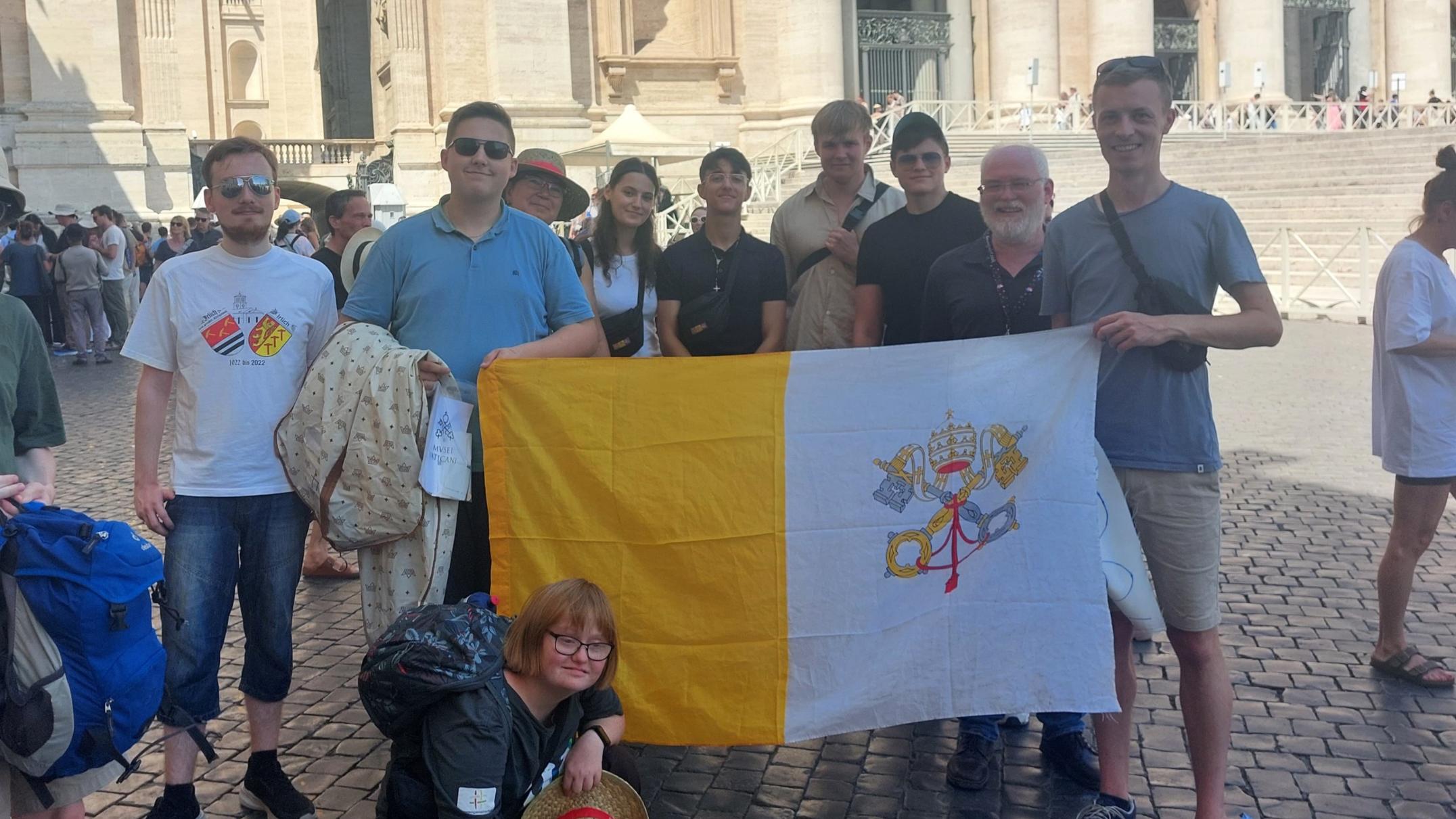 Romwallfahrt 2024: Messdiener*innen aus dem Pastoralen Raum Neuwied auf dem Petersplatz