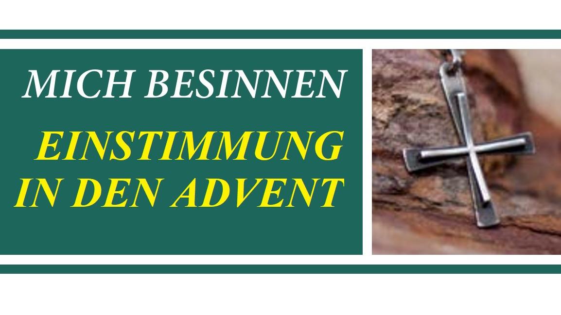 Ein kleines Halskreuz liegt auf einer Baumrinde.